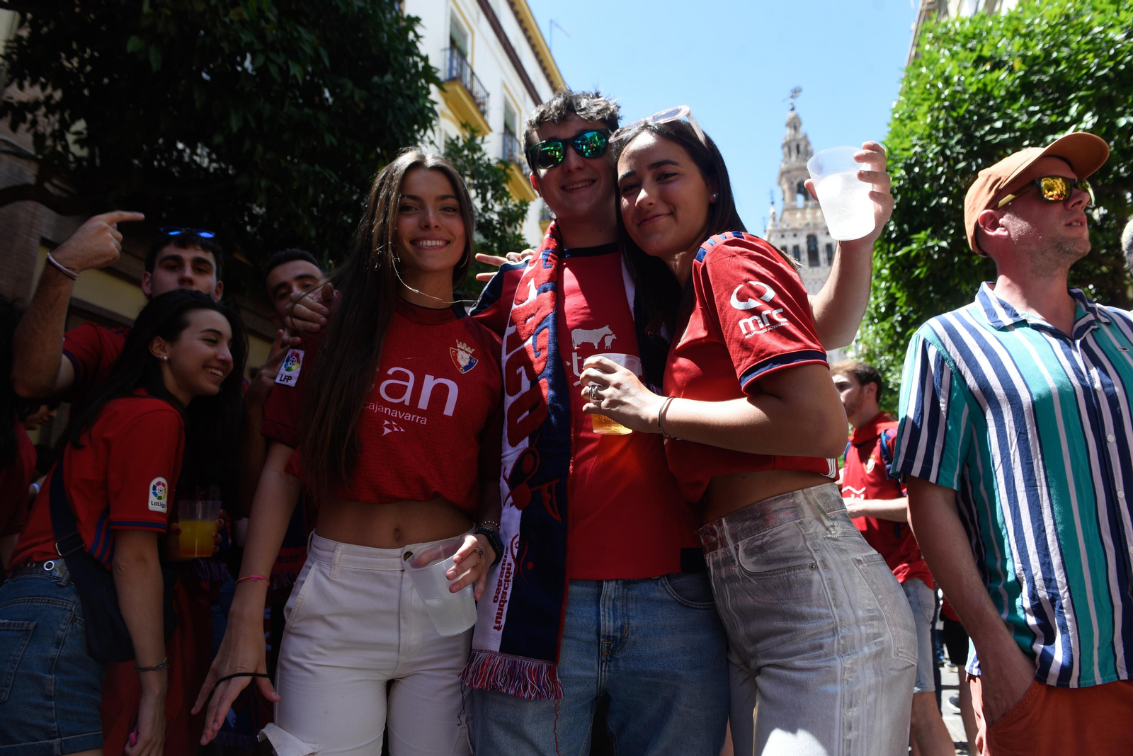 Búscate en la galería gráfica de las aficiones de Osasuna y Real Madrid en Sevilla