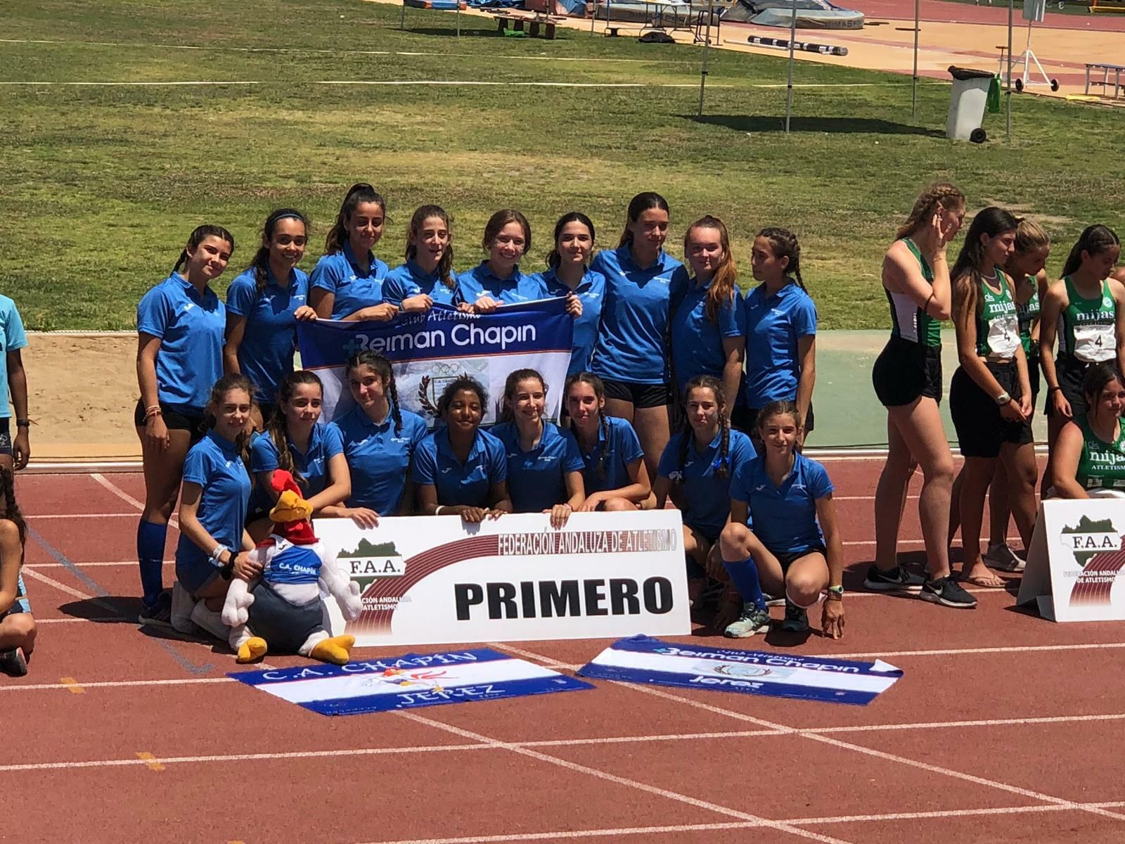 Las atletas del Beiman Chapín Jerez, celebrando su título de campeonas de Andalucía sub-16.