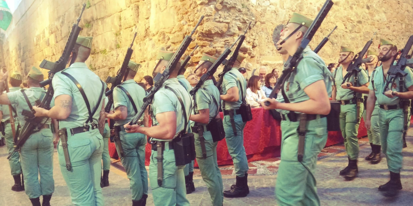 Luto y silencio al paso del yacente en Marbella