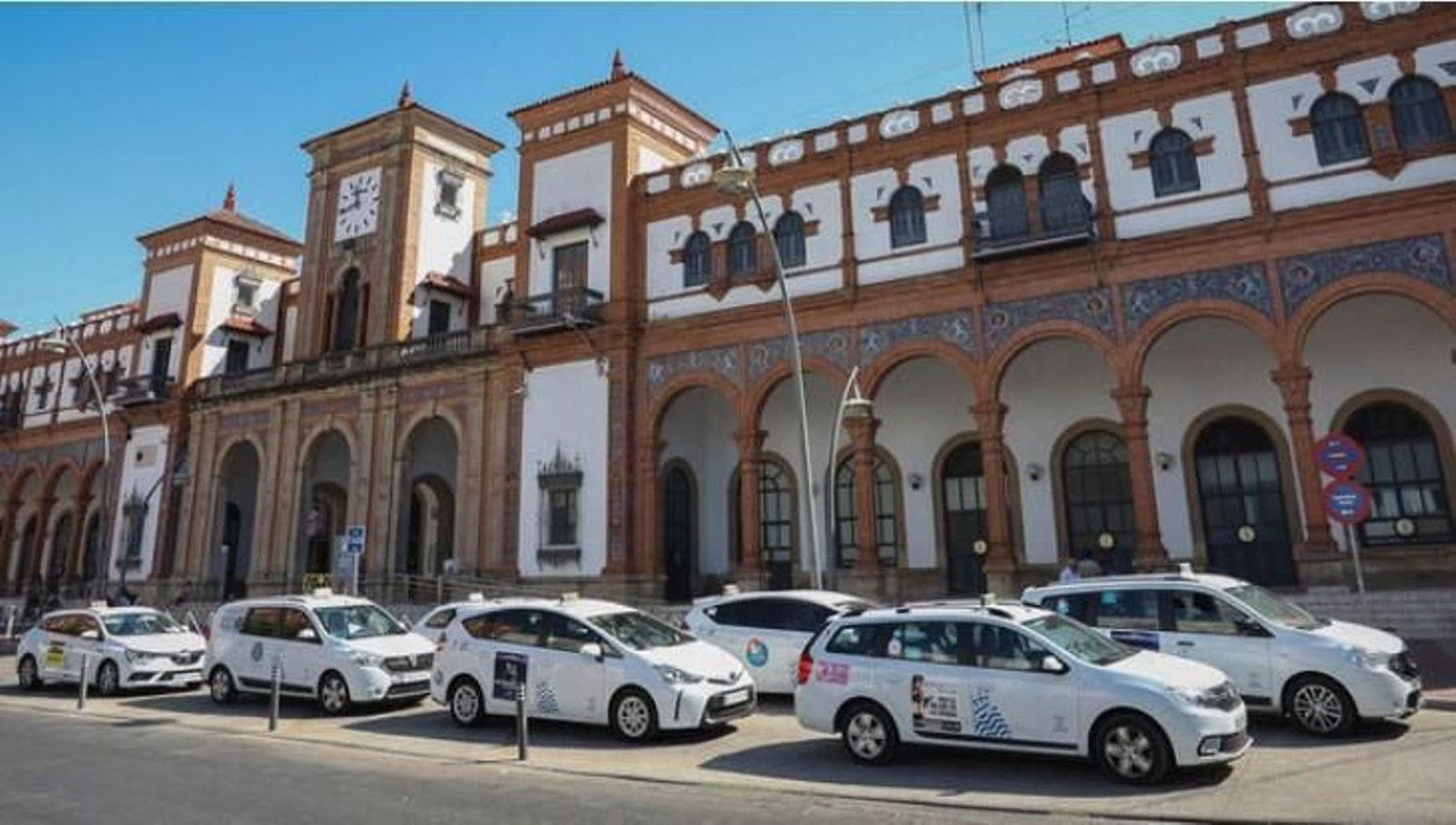 Taxis de Jerez, en la parada de la estación de trenes.