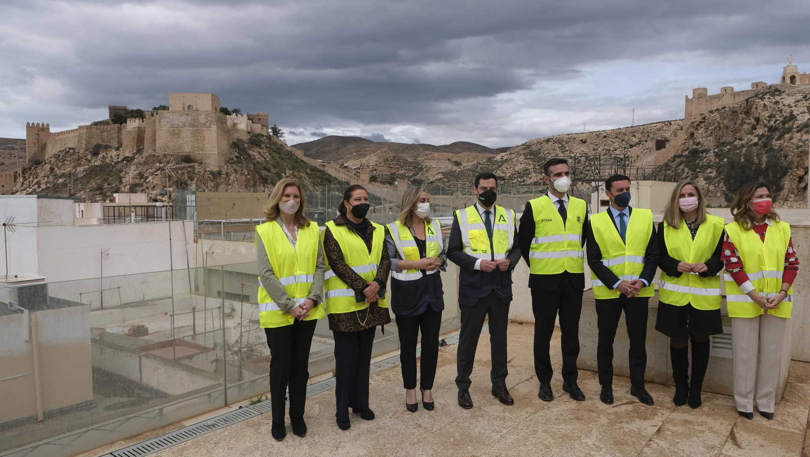 Fotogalería de la visita de Juanma Moreno a las obras del Ayuntamiento de Almería.