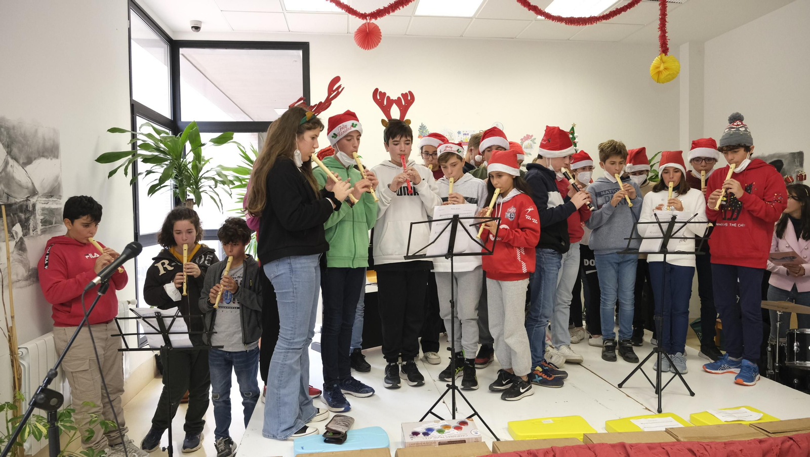 Escolares llenan de villancicos y felicitaciones navideñas las residencias de mayores