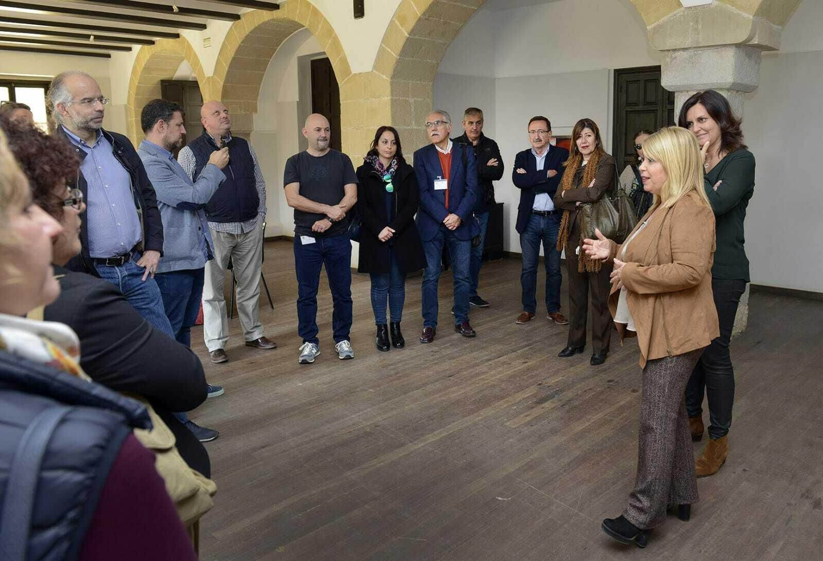 La alcaldesa, durante una recepción en el Alcázar a miembros del Colegio de Periodistas de Andalucía.
