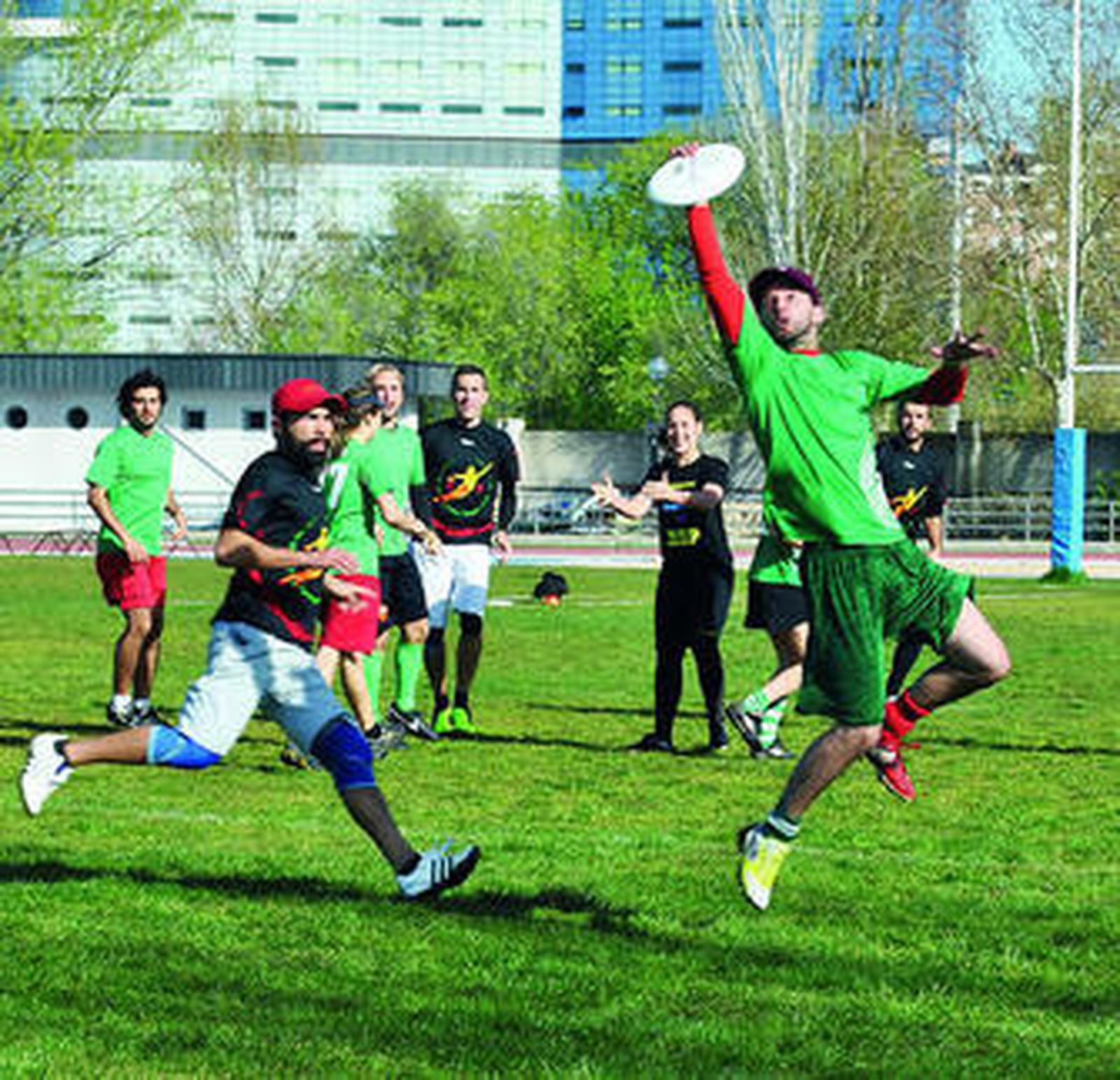 Alberto Suero, capitán de Frisbillanas, recibe un disco en un encuentro ante Portugal Experience.