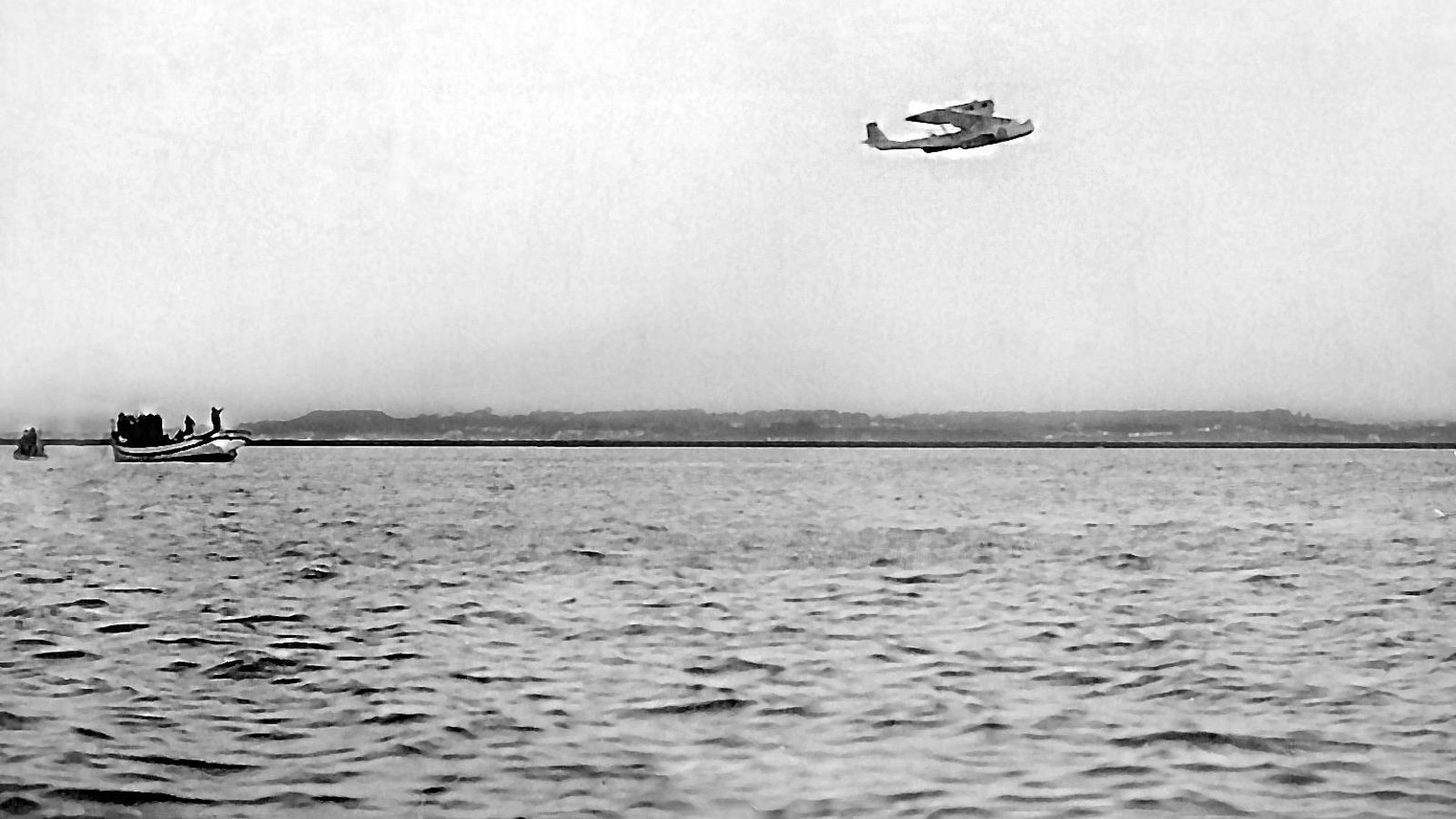 Momento del despegue del Plus Ultra de las aguas del río Tinto.