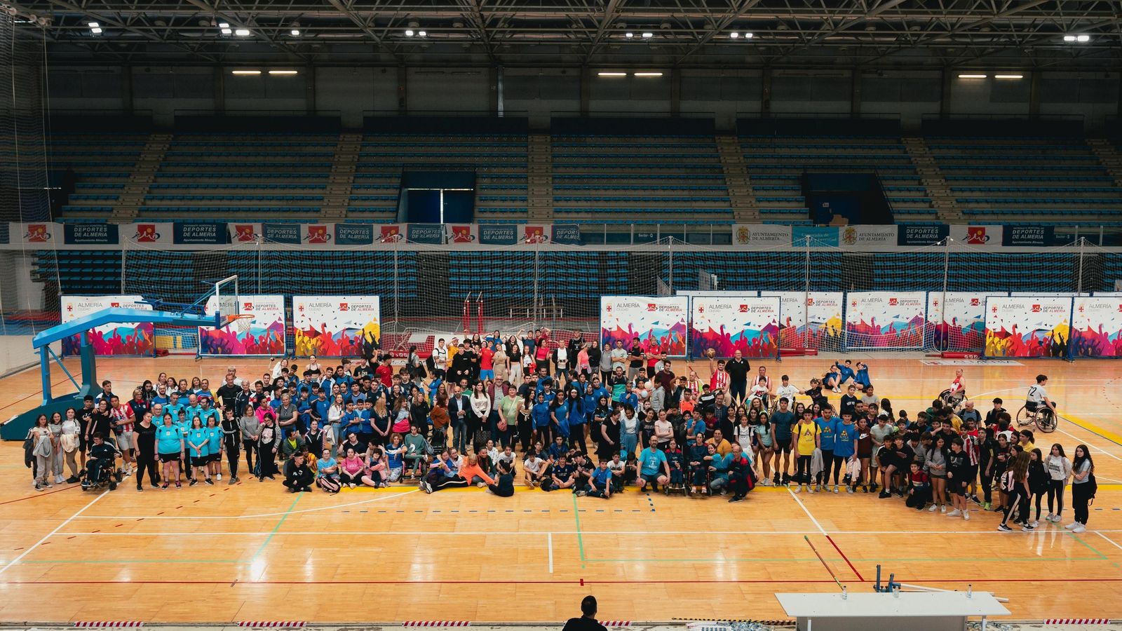 Foto de todos los participantes en la jornada de deporte inclusivo que se ha llevado a cabo en el Pabellón de los Juegos del Mediterráneo Foto de todos los participantes en la jornada de deporte inclusivo que se ha llevado a cabo en el Pabellón de los Juegos del Mediterráneo
