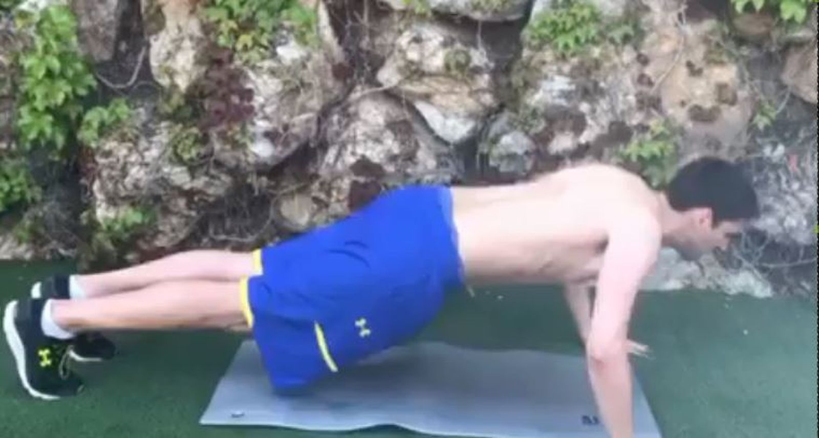 Imagen de Carlos Suárez entrenándose en el jardín.