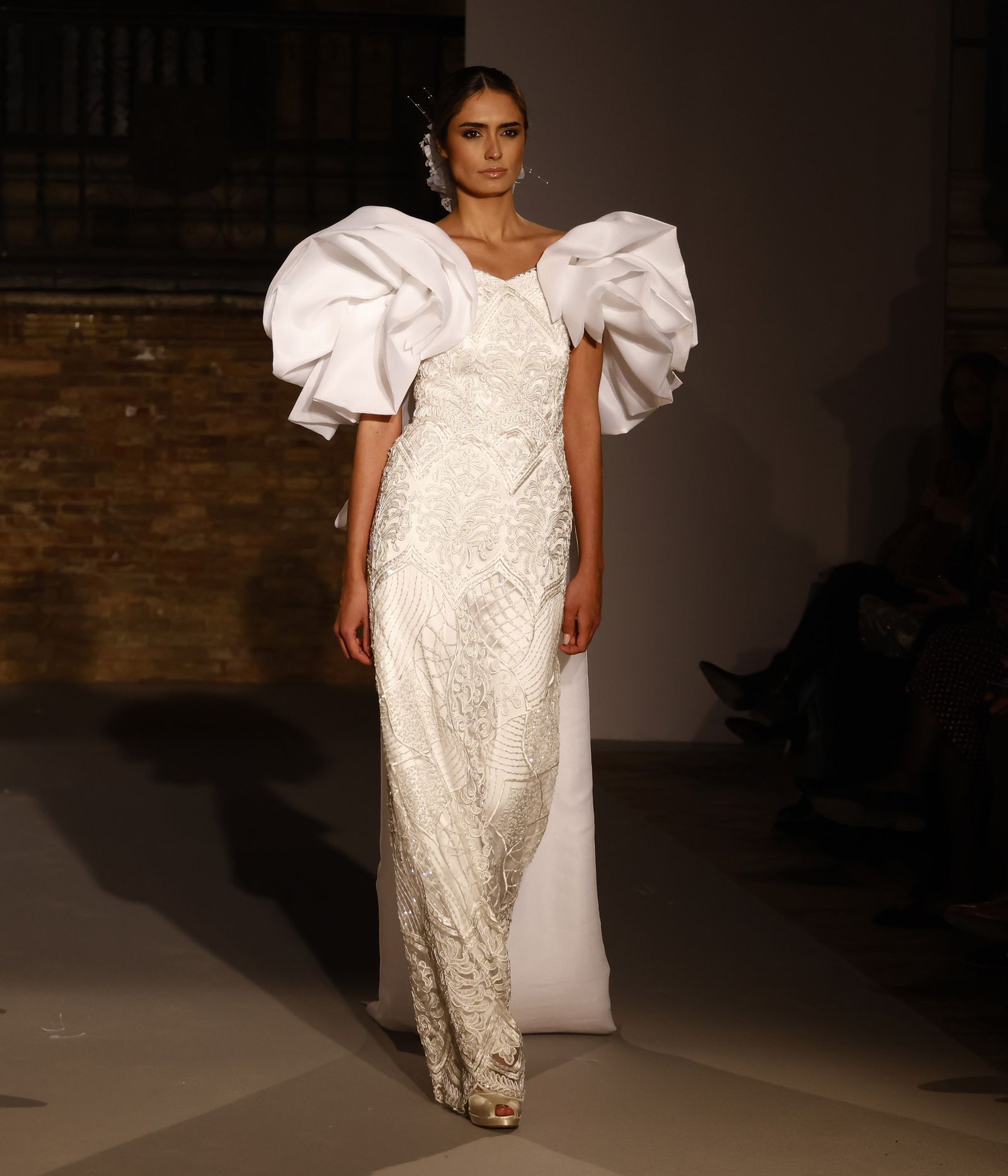 Las tendencias en vestidos de novia e invitada de la pasarela SIQ, en fotos