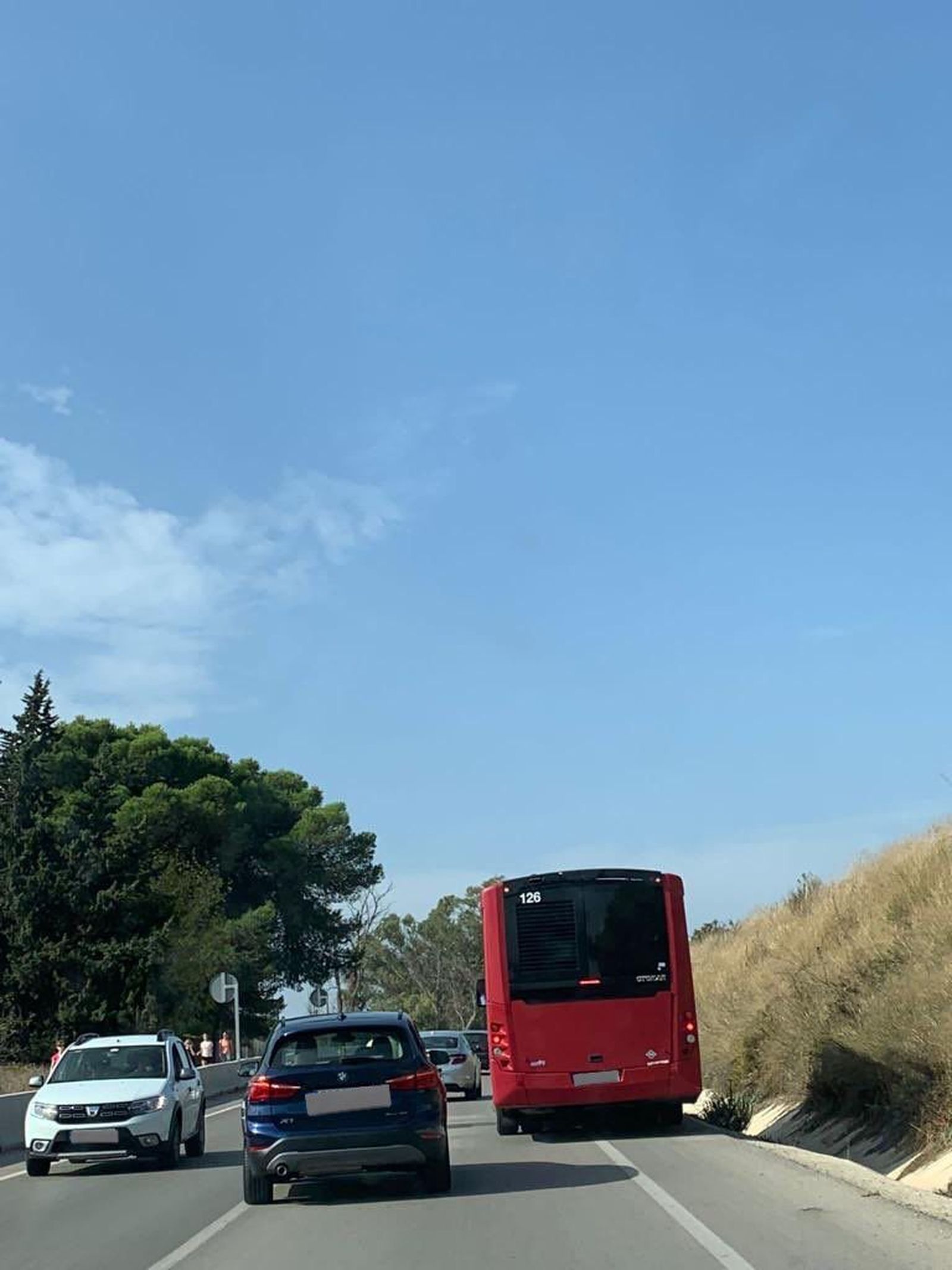 Un autobús, parado en la carretera de Estella.