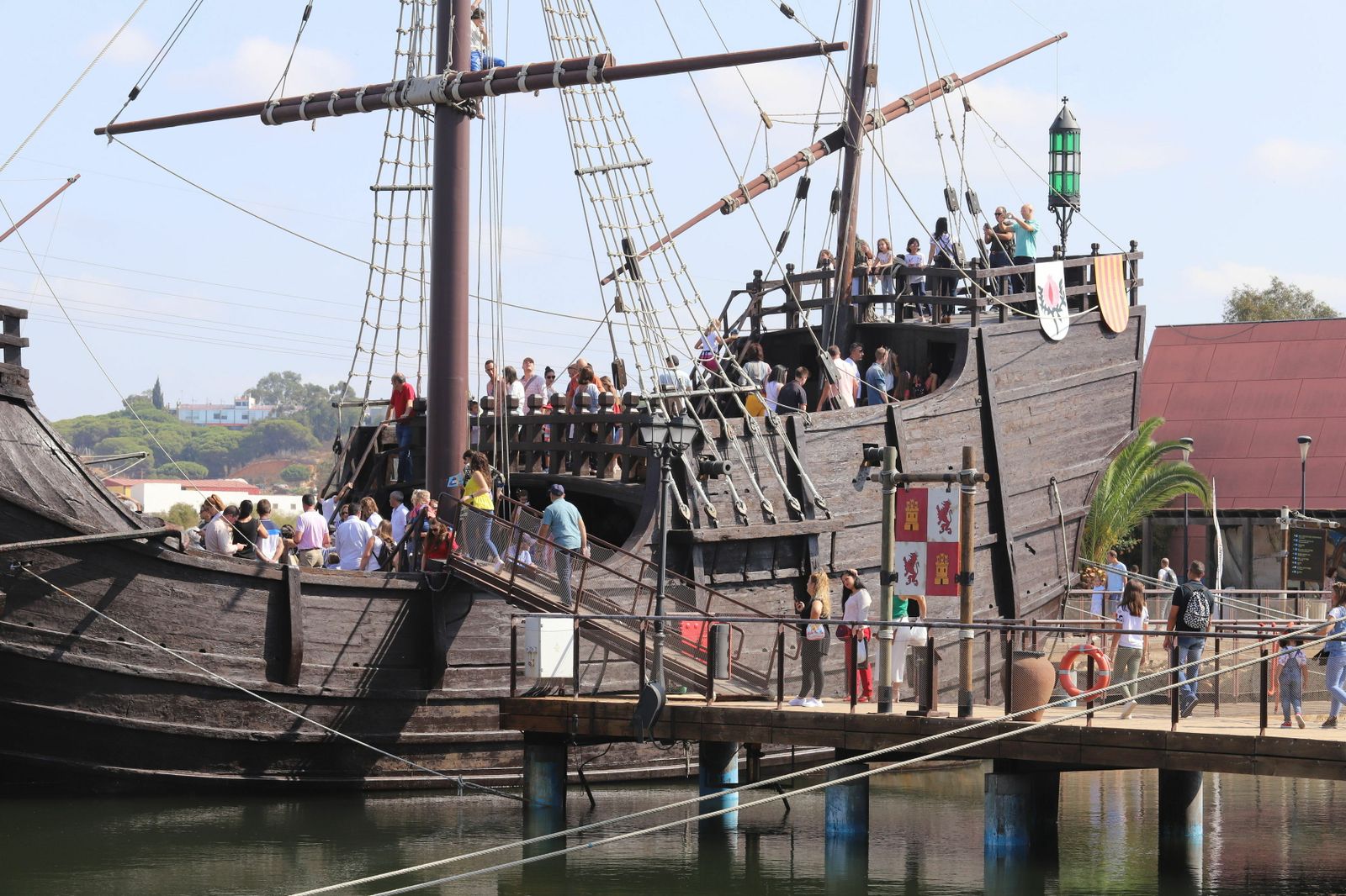 Gran expectación en el Muelle de las Carabelas durante la última Jornada de Puertas Abiertas.