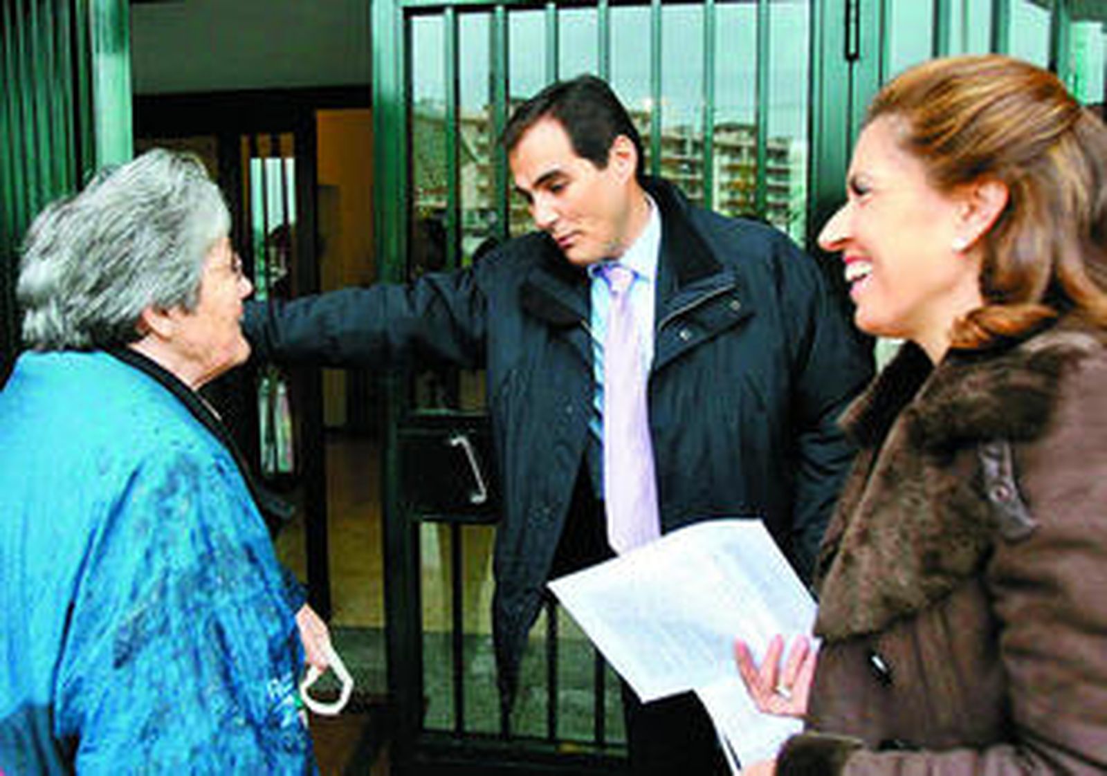 Nieto charla con una de las usuarias del centro de mayores.
