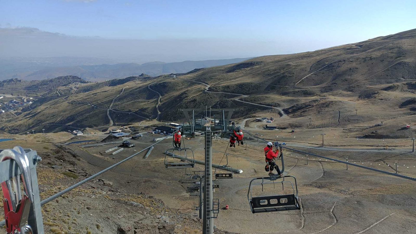 Varios bomberos sobre los remontes, en la jornada de formación en la estación.
