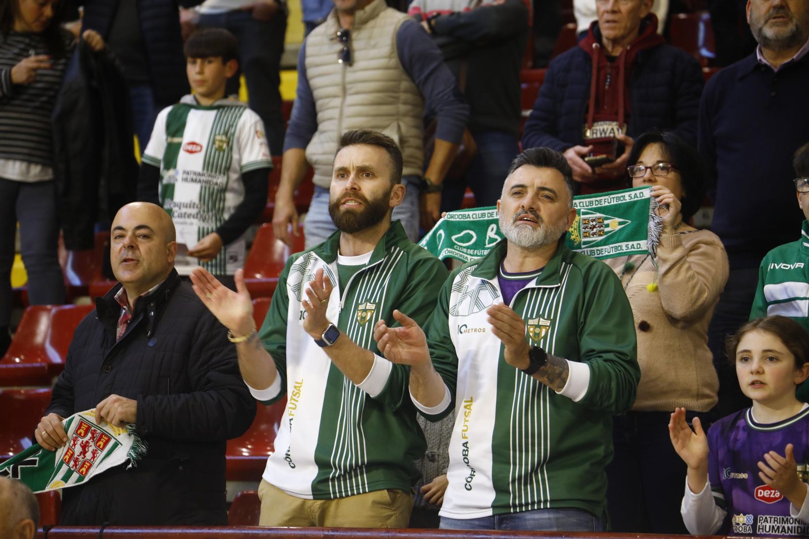 Las mejores fotos del ambiente en Vista Alegre para el Córdoba Futsal - Noia