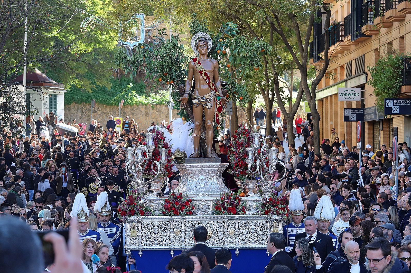 La imagen de San Sebastián en un momento durante su procesión.