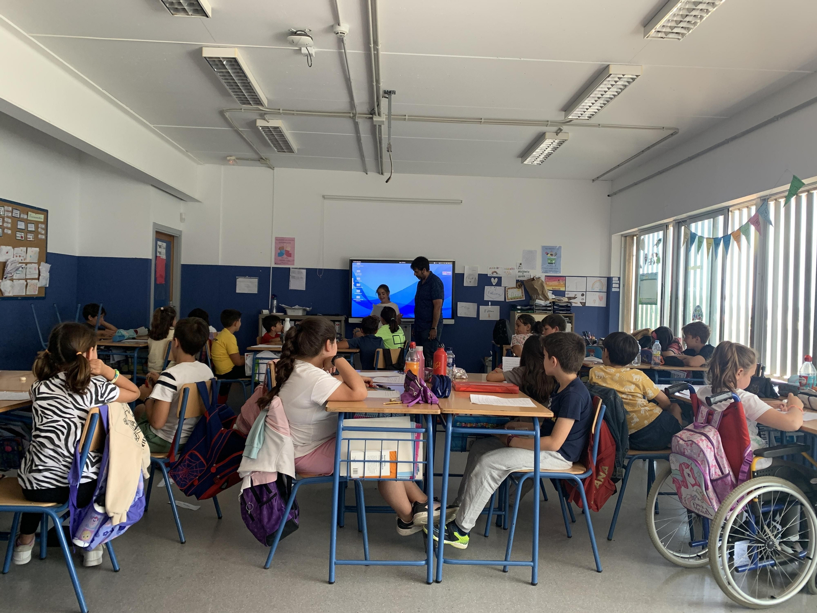 Rubén Guerrero, con alumnos del CEIP La Marquesa. Rubén Guerrero, con alumnos del CEIP La Marquesa.