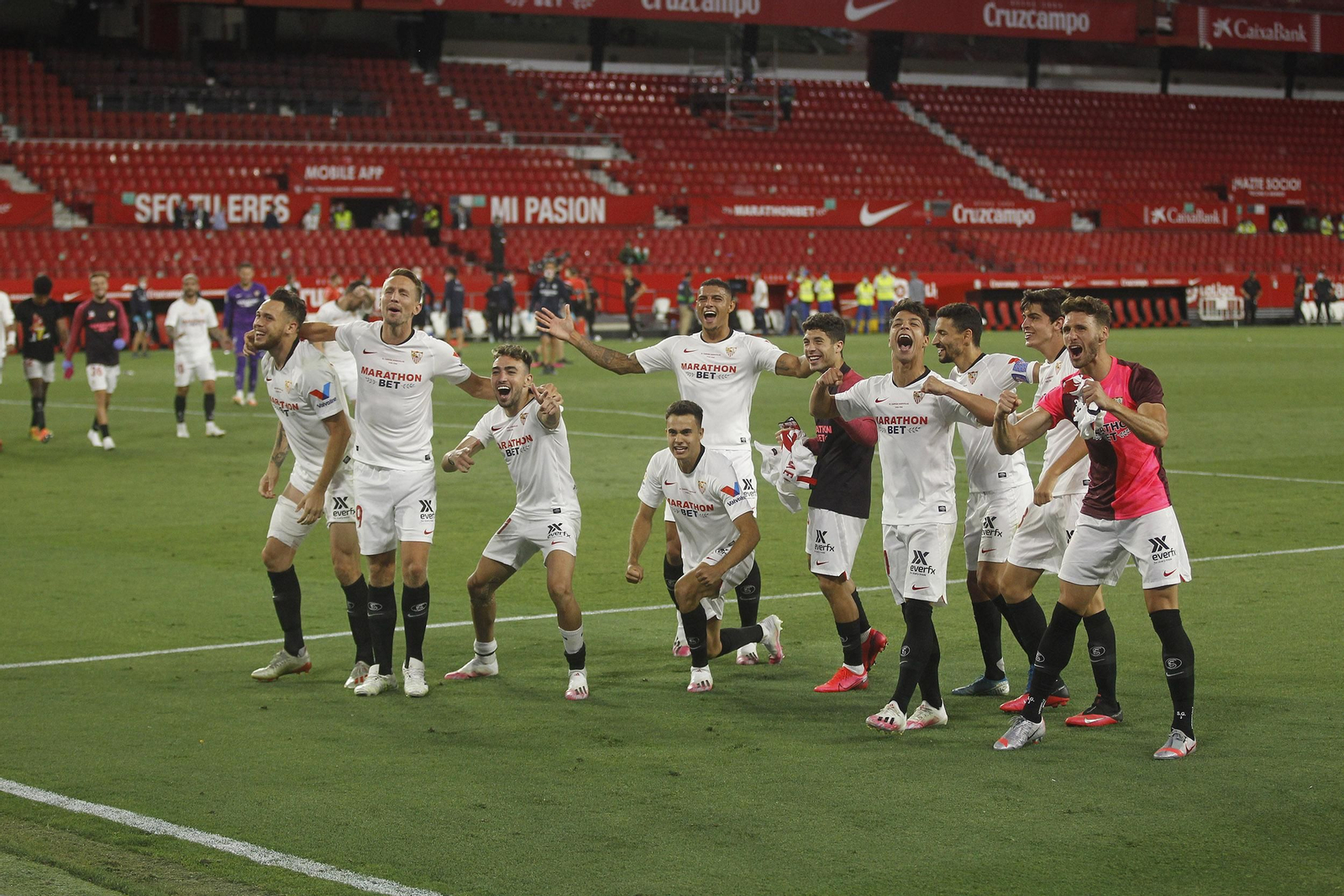 Los jugadores del Sevilla celebran el triunfo en el derbi en un Sánchez-Pizjuán sin público.