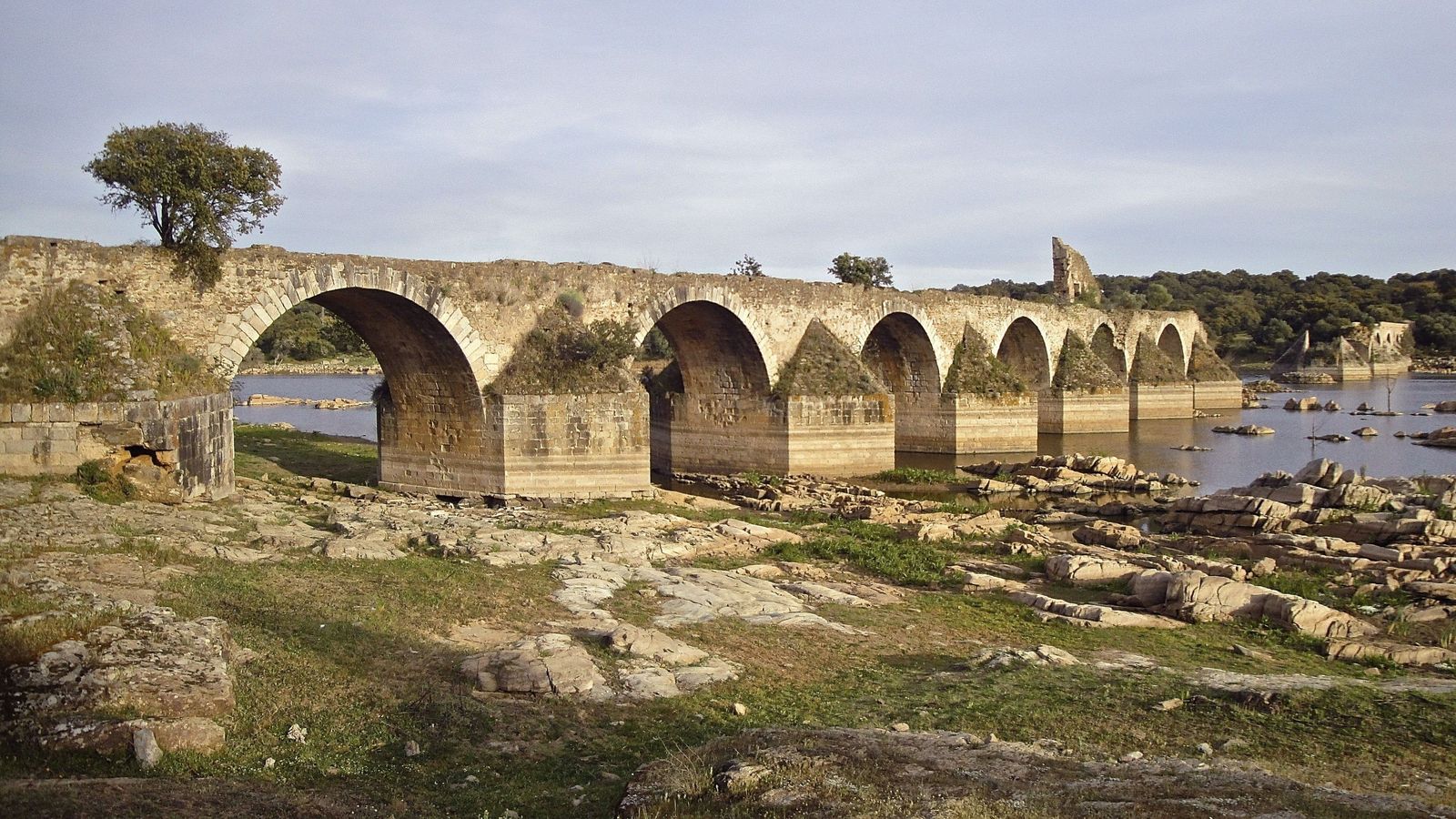 El río Guadiana en su recorrido por el puente de Ajuda.