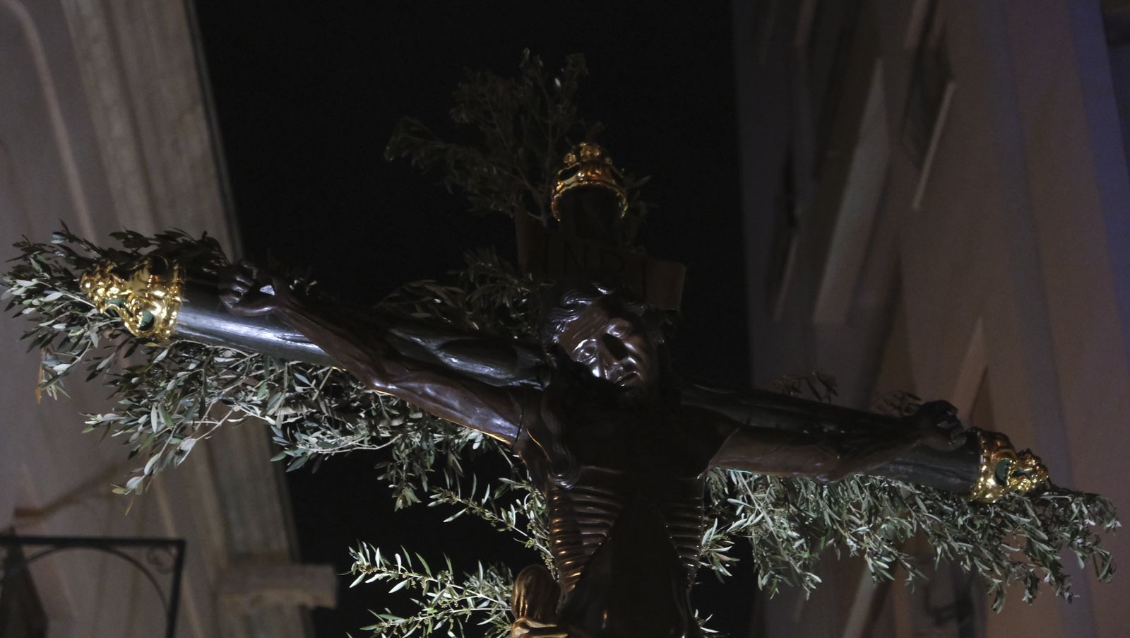 Procesión del Vía Crucis del Santo Cristo de la Escucha en Almería, en imágenes.