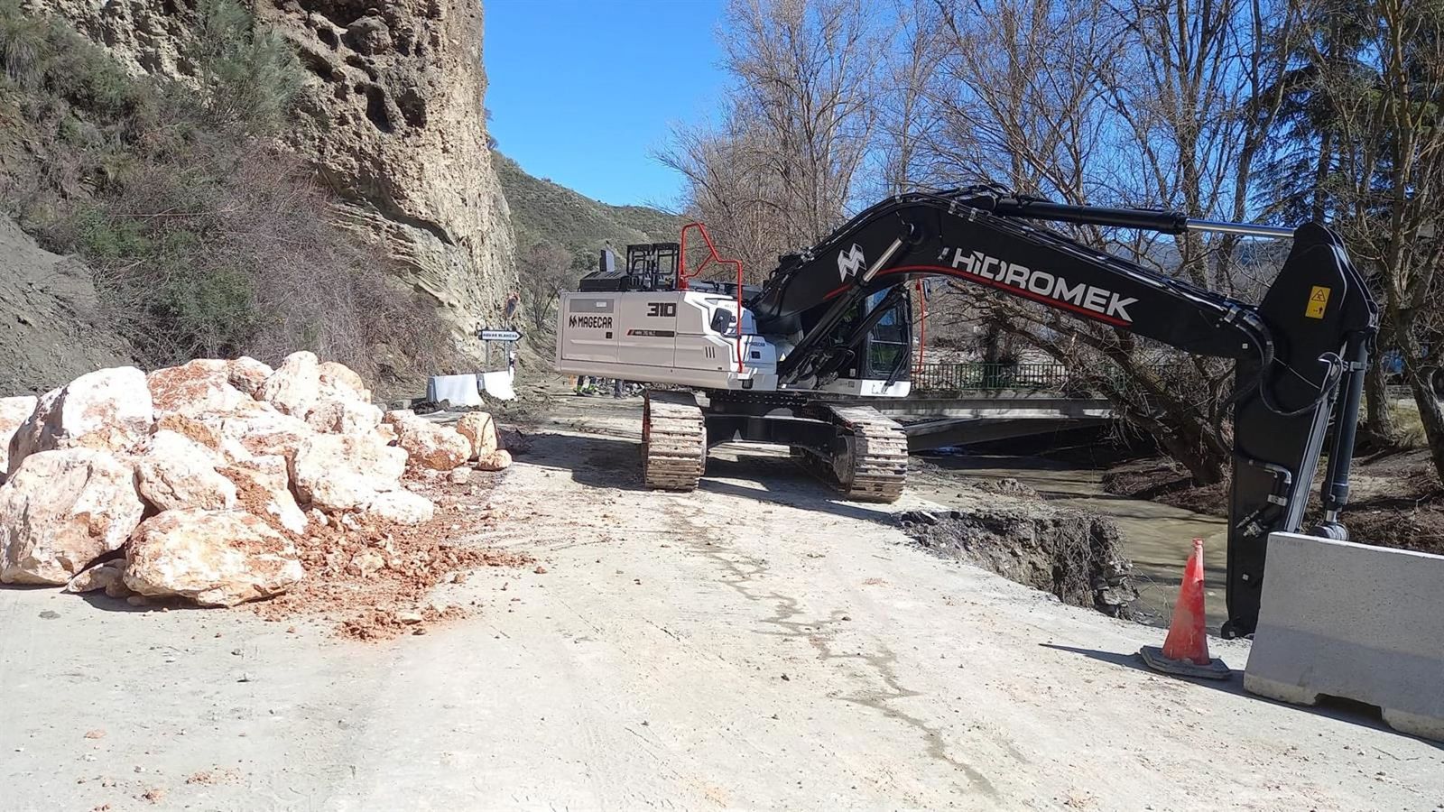 Trabajos en la carretera de Dúdar afectada por el temporal