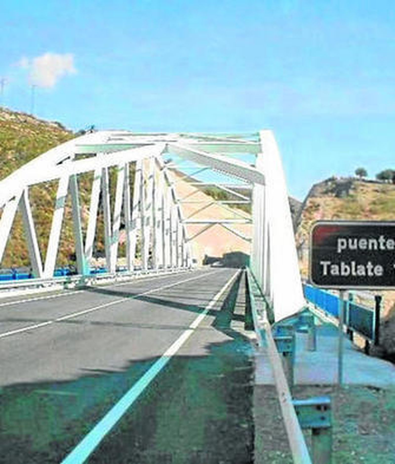 Puente de Tablate desde el que saltó la joven fallecida.