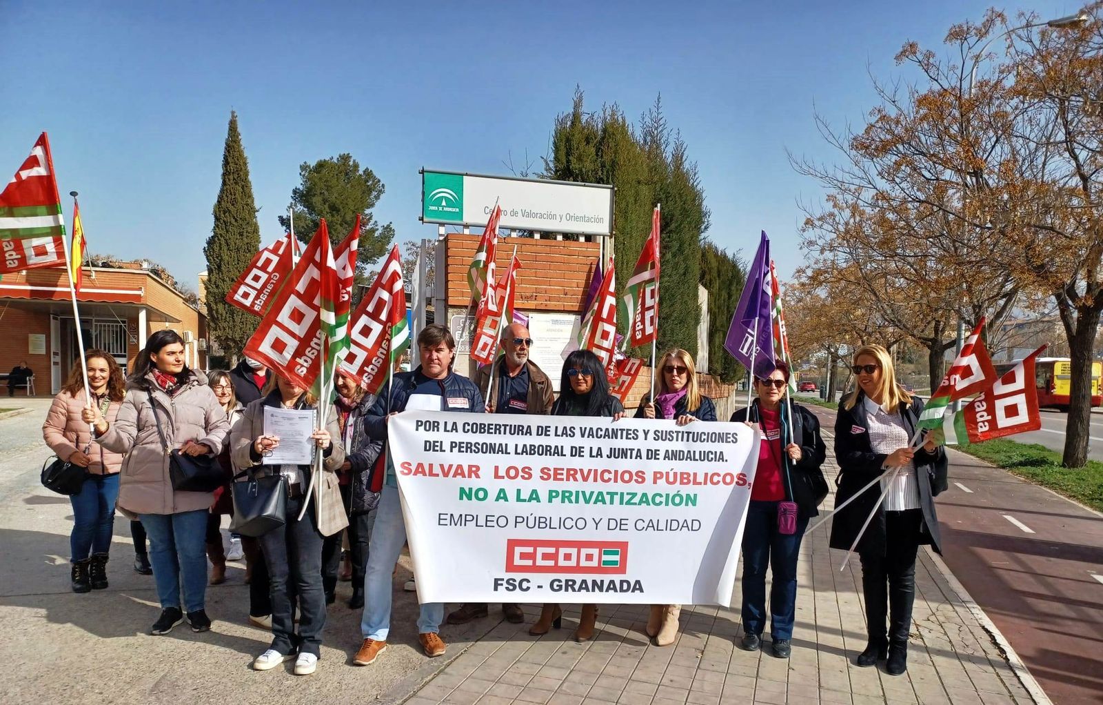 Imagen de la concentración del sindicato CCOO Granada frente a las dependencias de la Junta