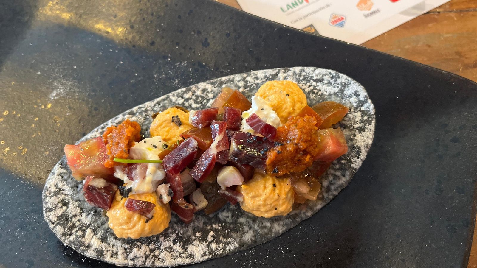 Tosta de tartar de tomate, jamón Alta Expresión, burrata ahumada y regañá Panadería Artesana Obando, uno de los platos de Kino's (Jerez)