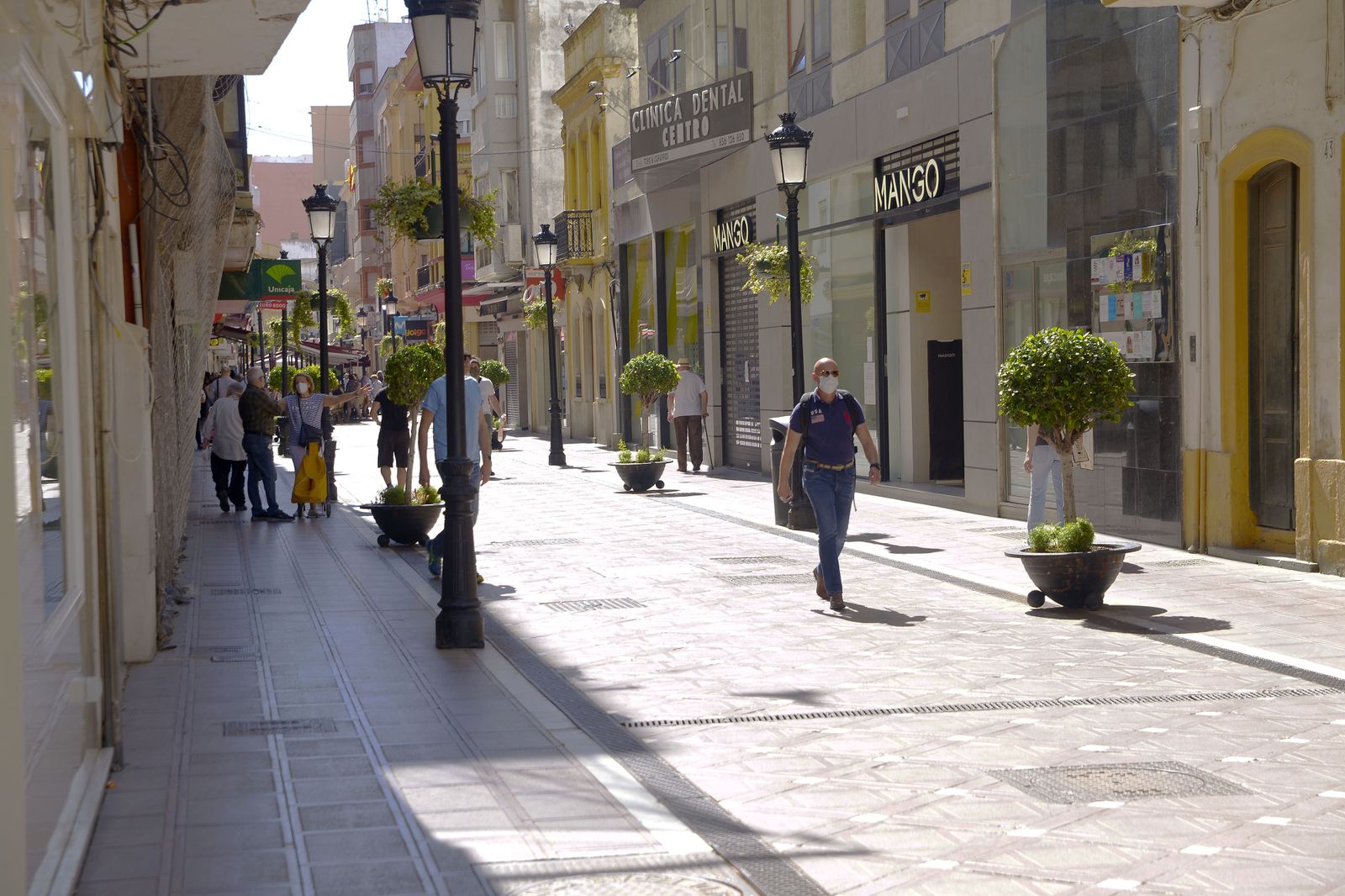 Varias personas caminan por la Calle Real de La Línea.