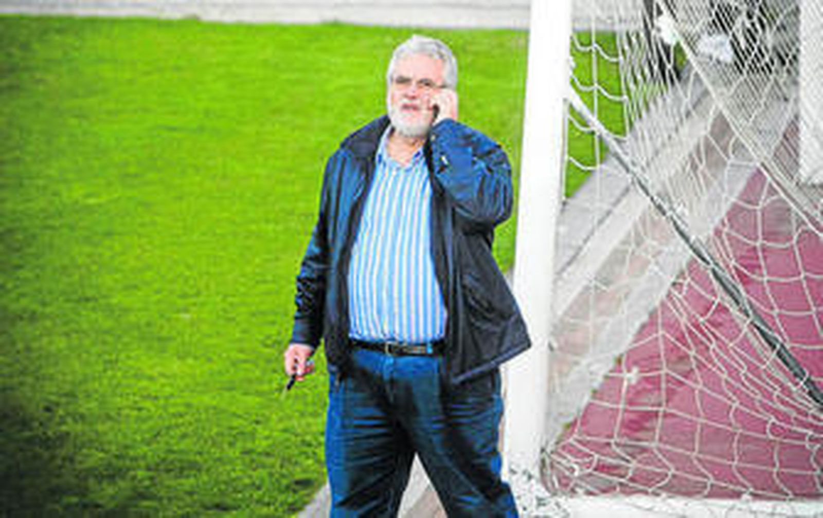El presidente del Cádiz, Florentino Manzano, en plena conversación telefónica.