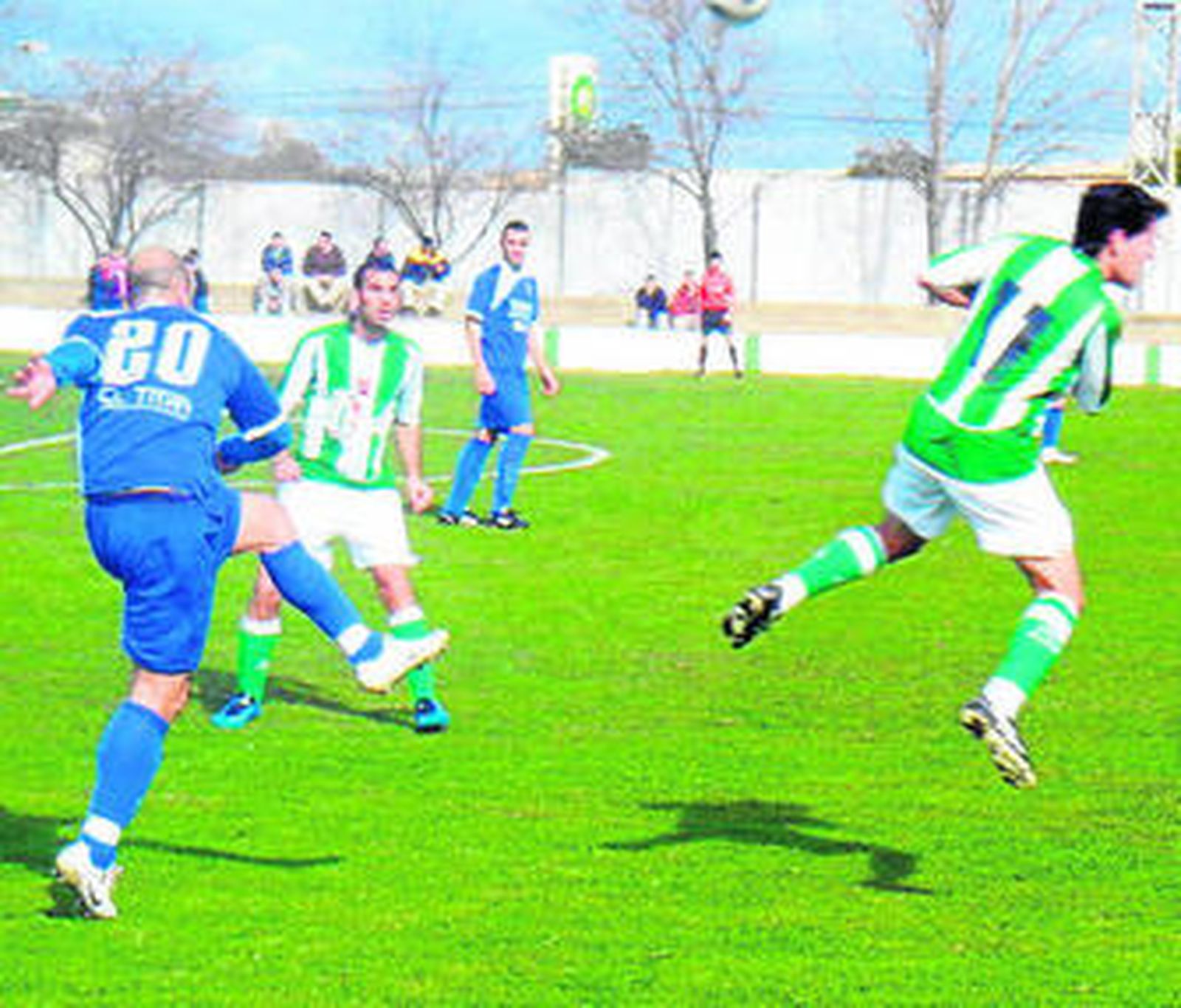 Castillo despeja el esférico en presencia de un par de rivales.