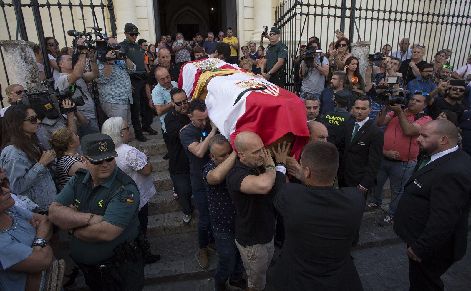 El féretro de Reyes tras el funeral en Utrera.