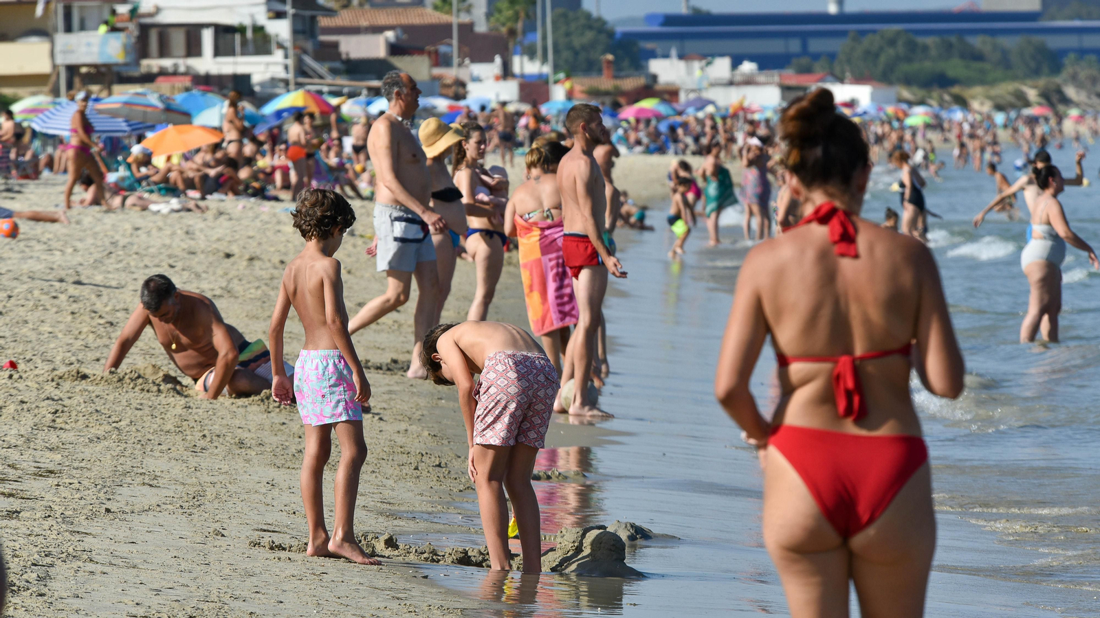 Fotos de la tarde en la playa del El Rinconcillo en plena ola de calor