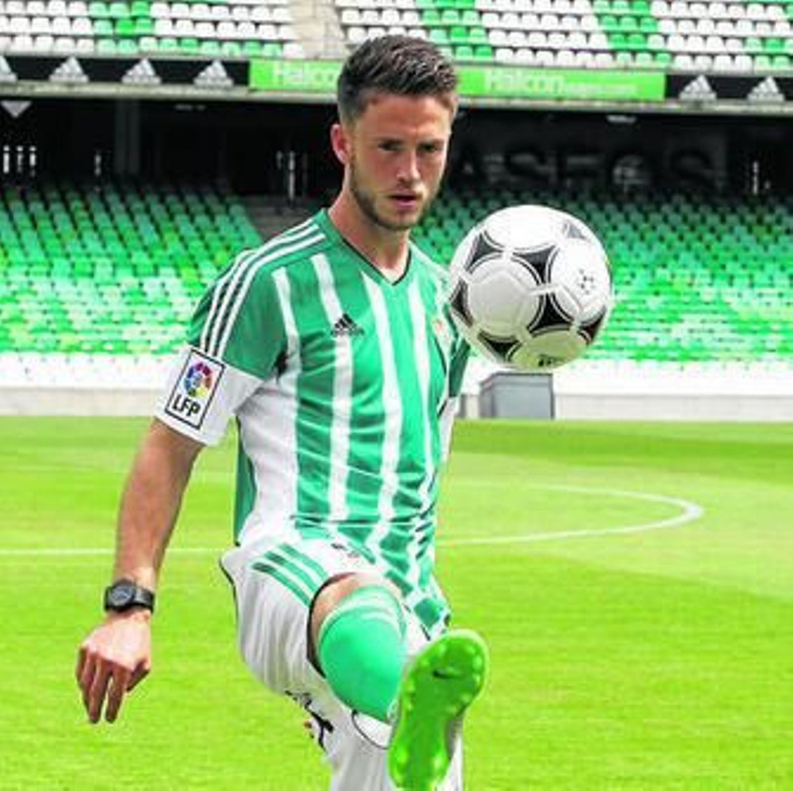 Van Wolfswinkel pelotea en el estadio de Heliópolis.