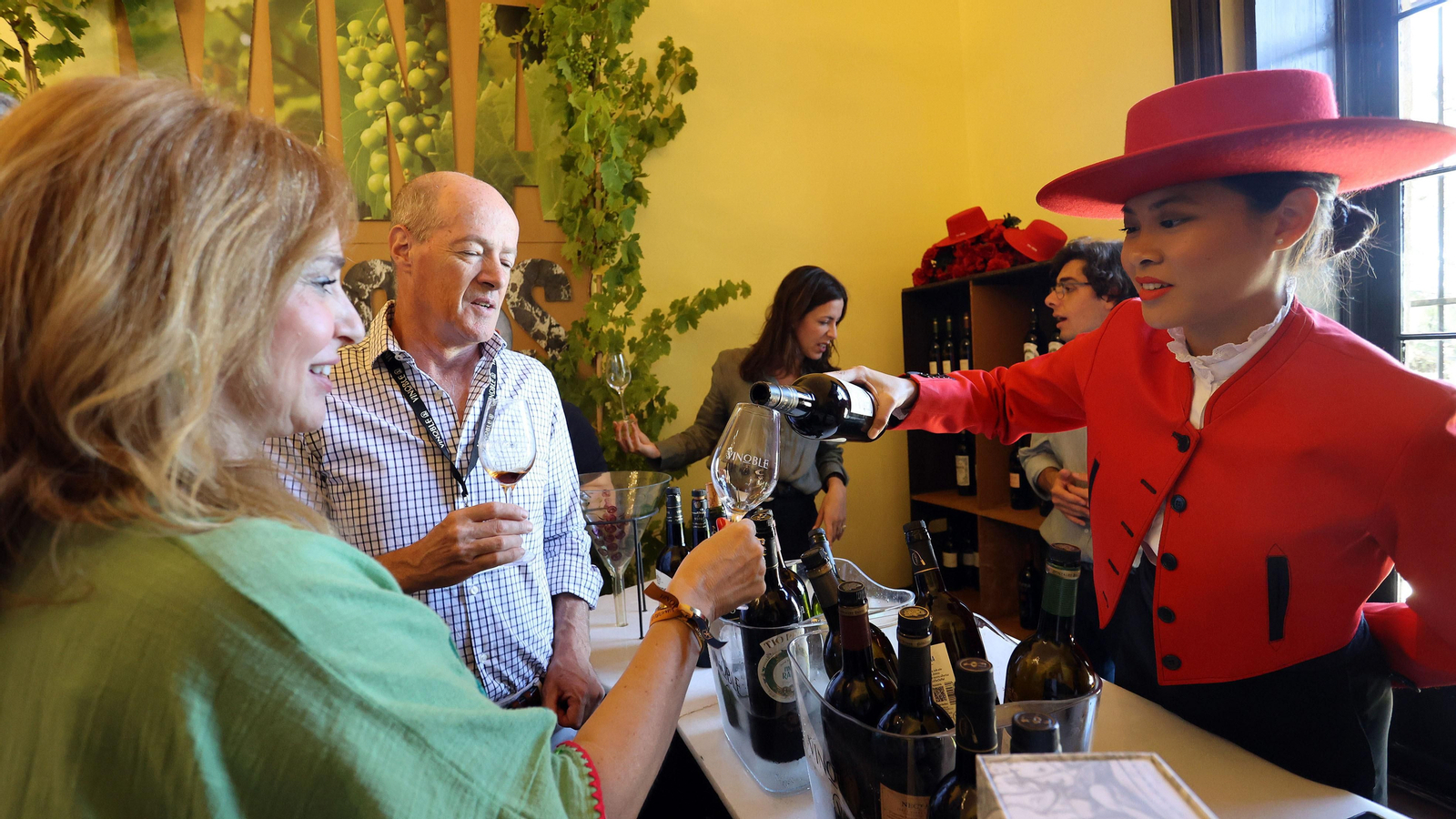 Una azafata sirve unas copas de jerez durante la reciente celebración de Vinoble en el Alcázar de Jerez.
