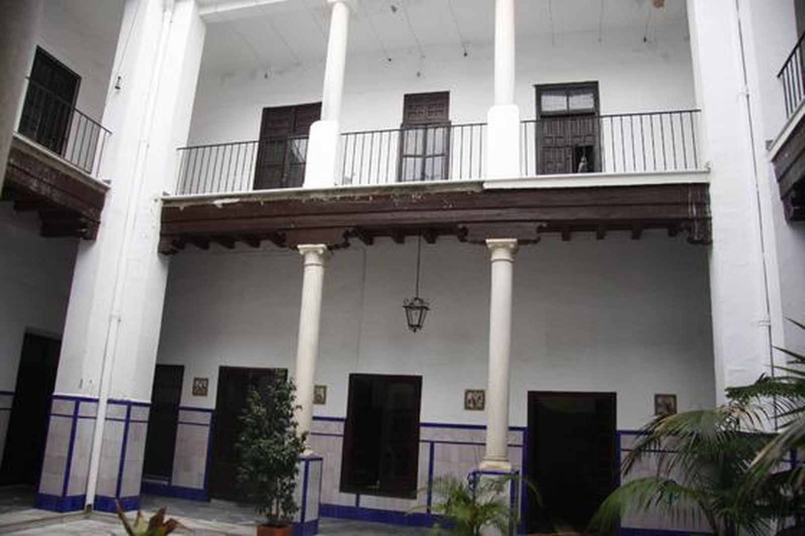 El convento Madre de Dios muestra unos tejados, esculturas, pinturas y muros plagados de desperfectos que demuestran su mal estado de conservación.

Foto: Belén Vargas