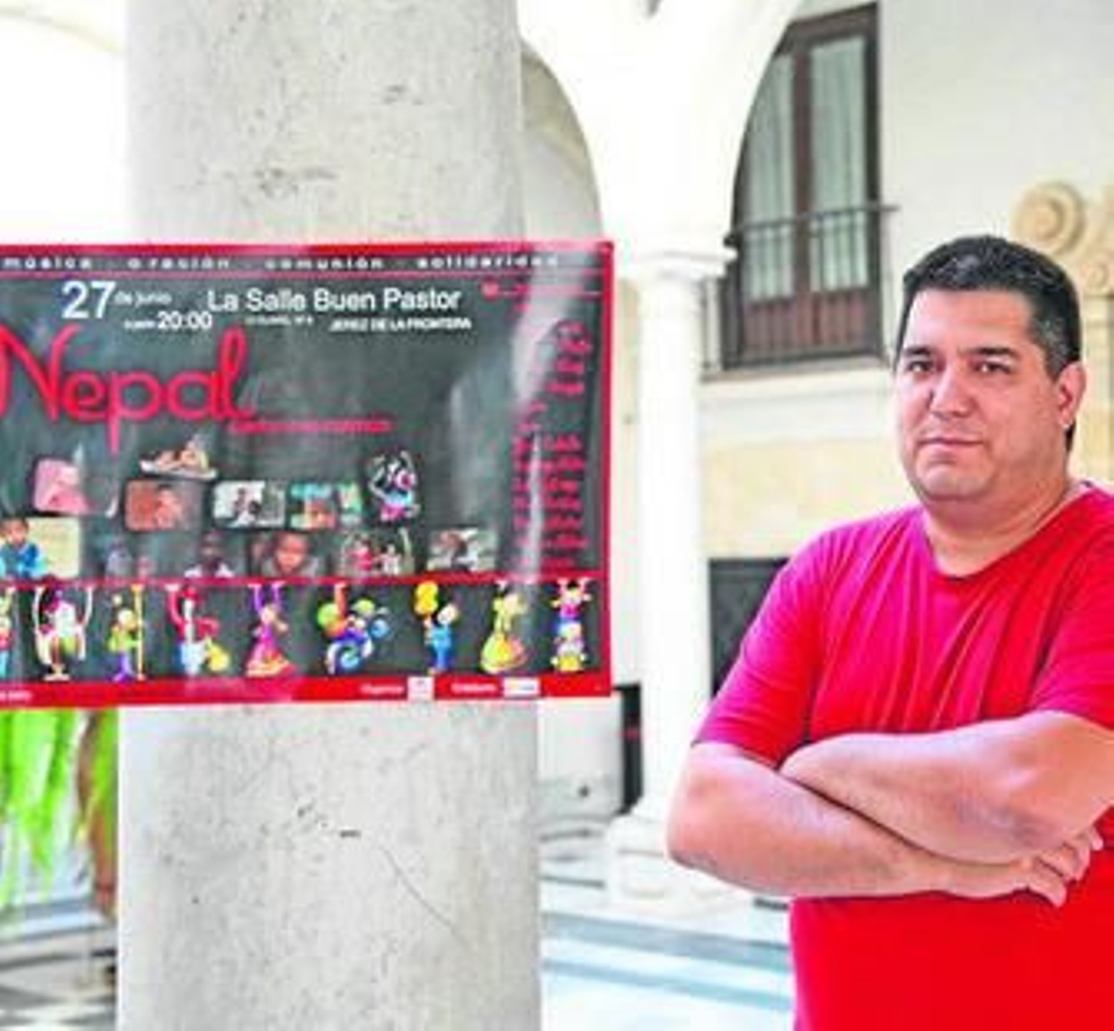 Alfonso Moreno posa en el Obispado junto al cartel del evento.