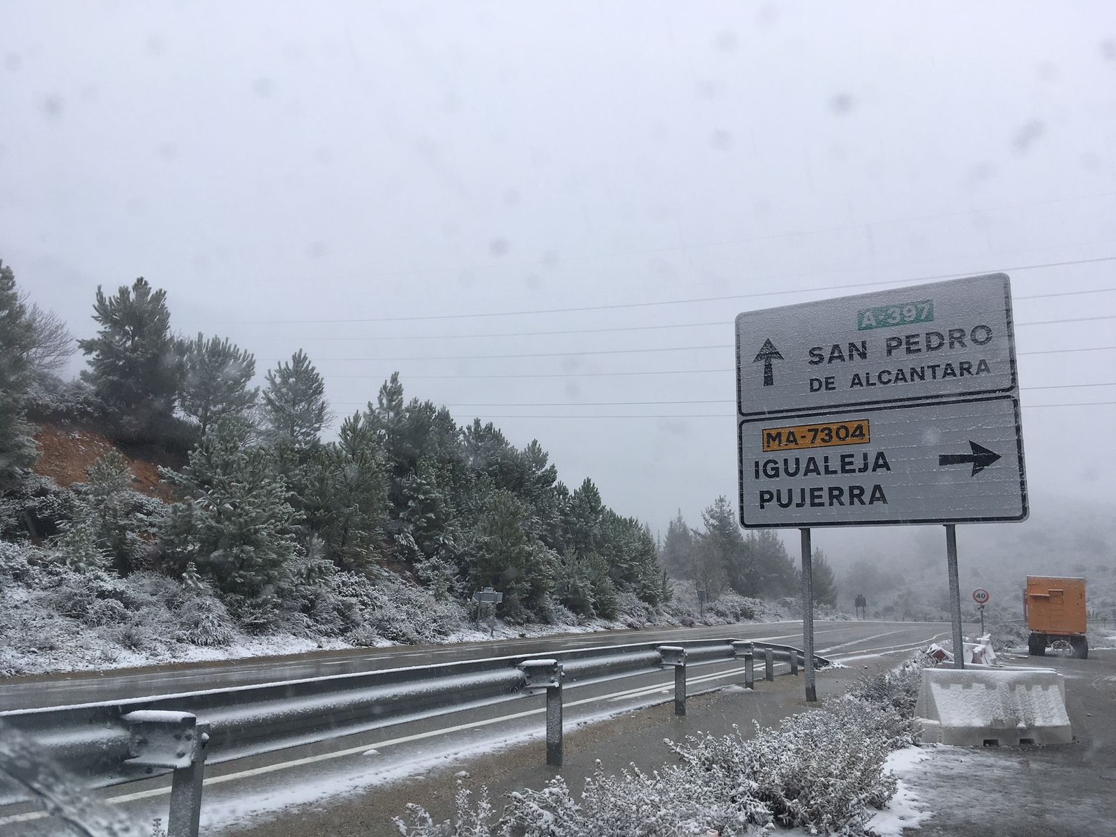 Una de las vías interiores de Málaga donde cayó ayer la nieve.
