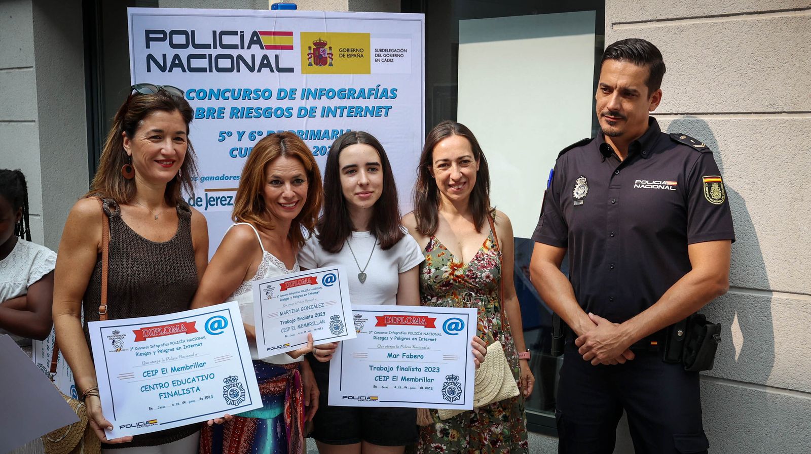 La policía entrega los 3º Premios de Infografías Sobre el Riesgo de Internet a escolares de Jerez