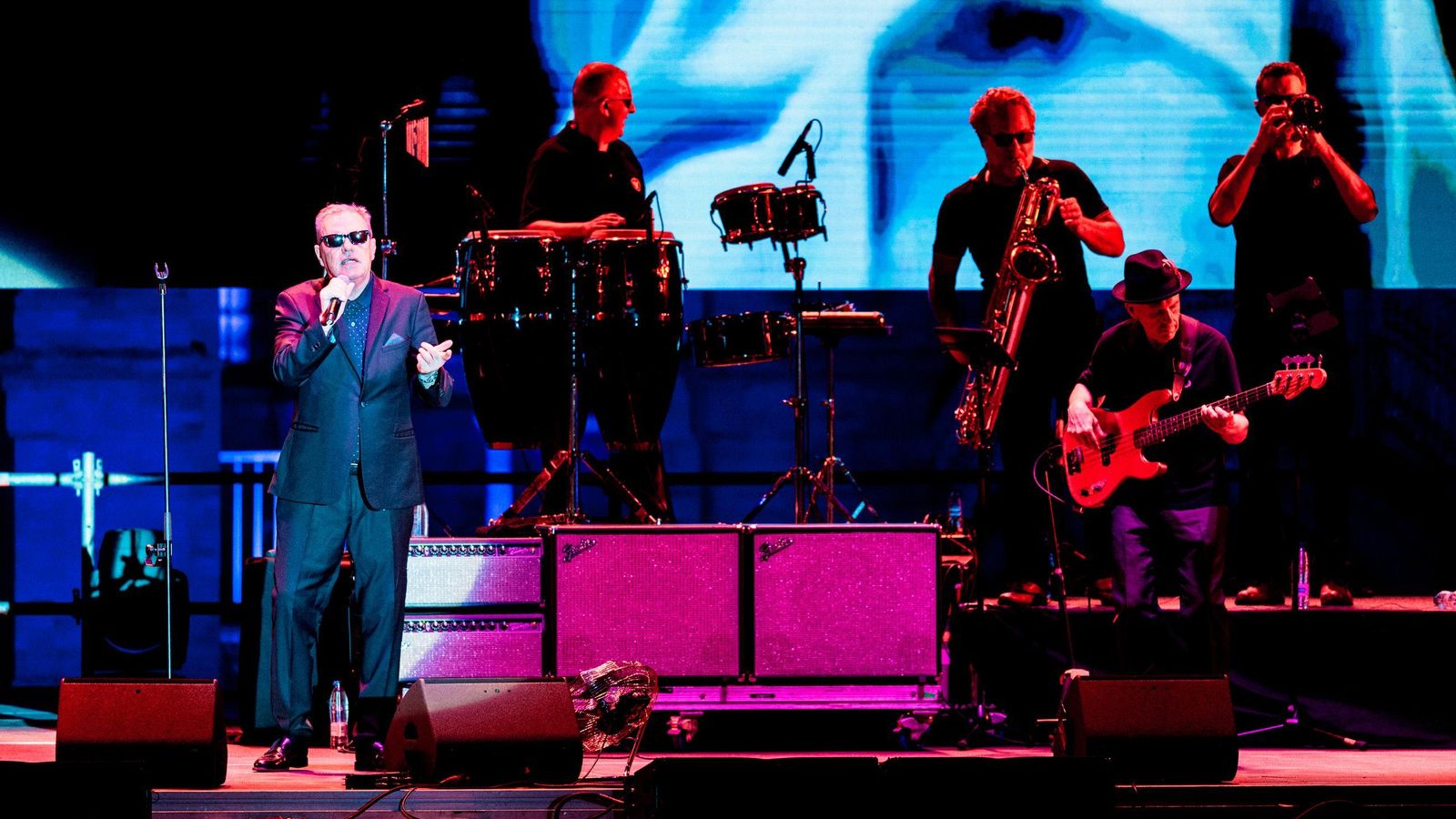 Madness: Suggs y Chris Foreman (guitarra); detrás Mez Clough (percusión), Steve Turner (saxo barítono y Joe Auckland (trompeta) Madness: Suggs y Chris Foreman (guitarra); detrás Mez Clough (percusión), Steve Turner (saxo barítono y Joe Auckland (trompeta)