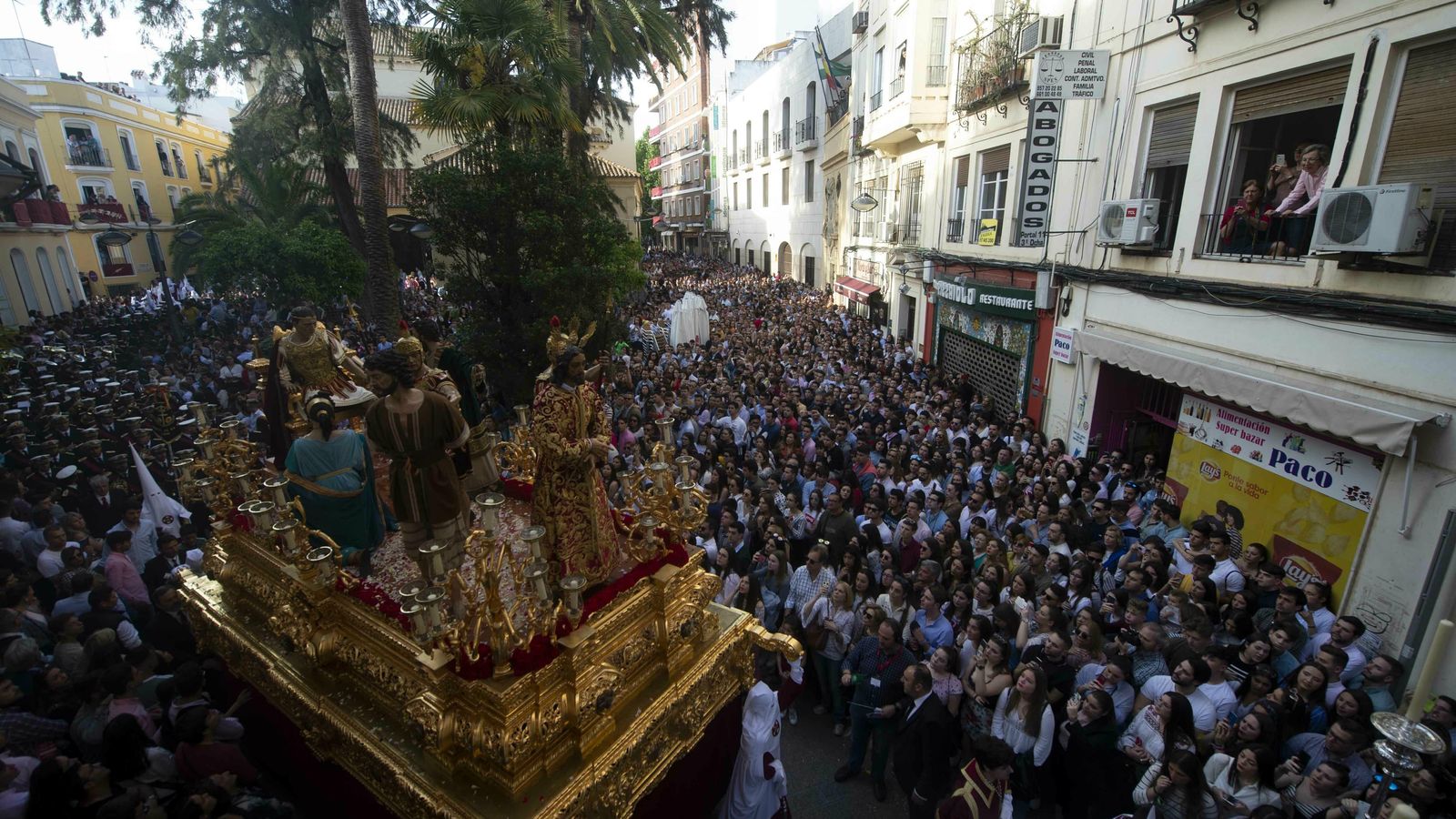 El Señor de la Sentencia, en una plaza de San Nicolás repleta de gente.