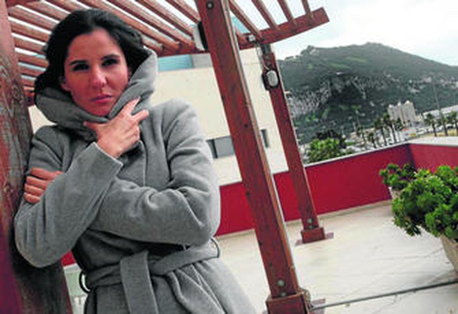 Diana Navarro posa en La Línea, con el Peñón al fondo.