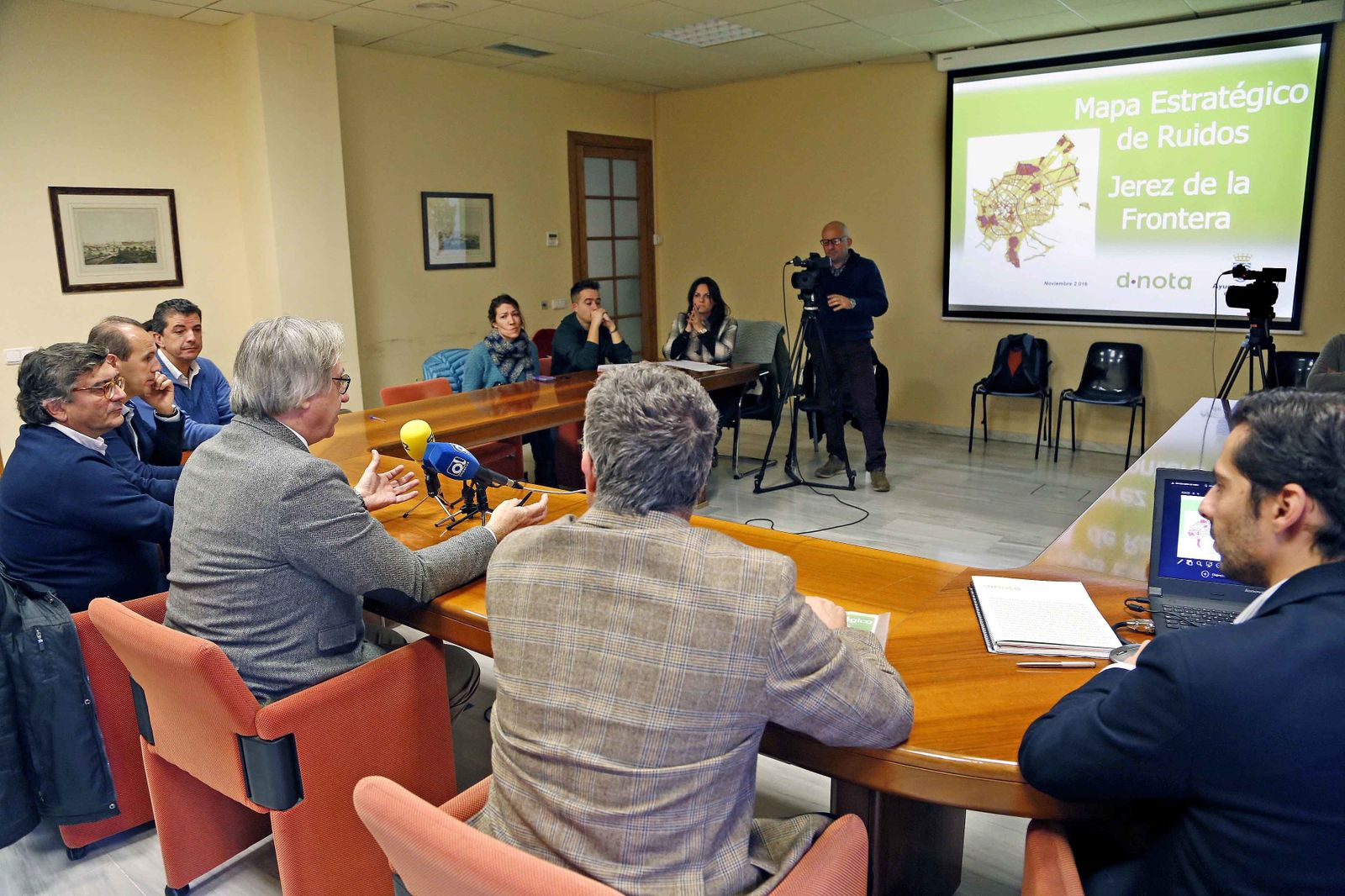 Camas y los responsables del estudio, durante su presentación ayer en el Ayuntamiento.
