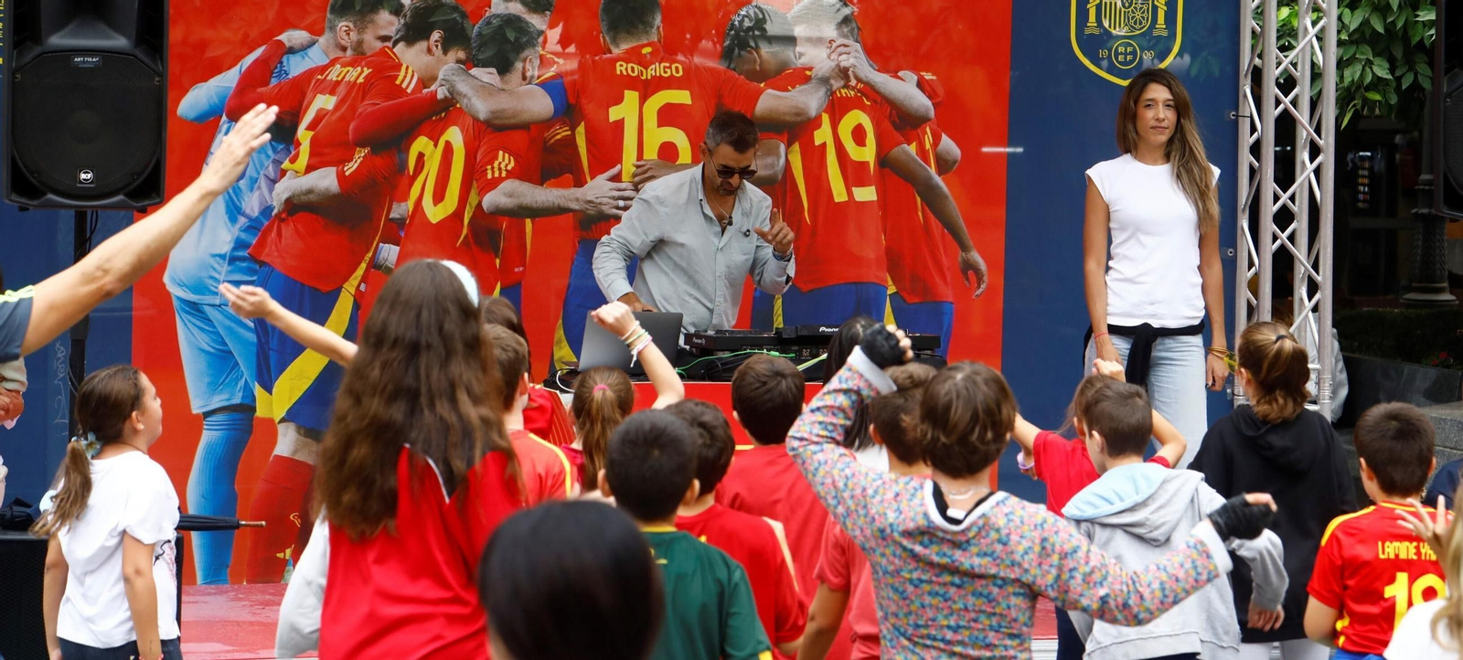 Un grupo de escolares de Córdoba, en la Fan Zone de la selección española en Las Tendillas.