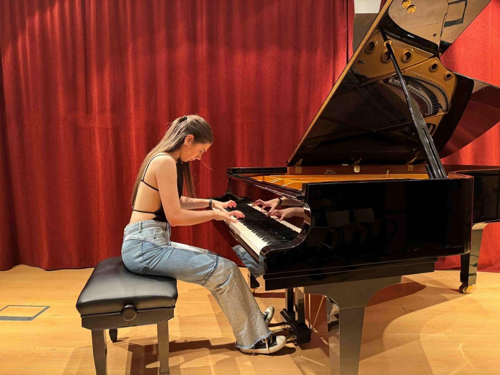 Intérprete al piano.