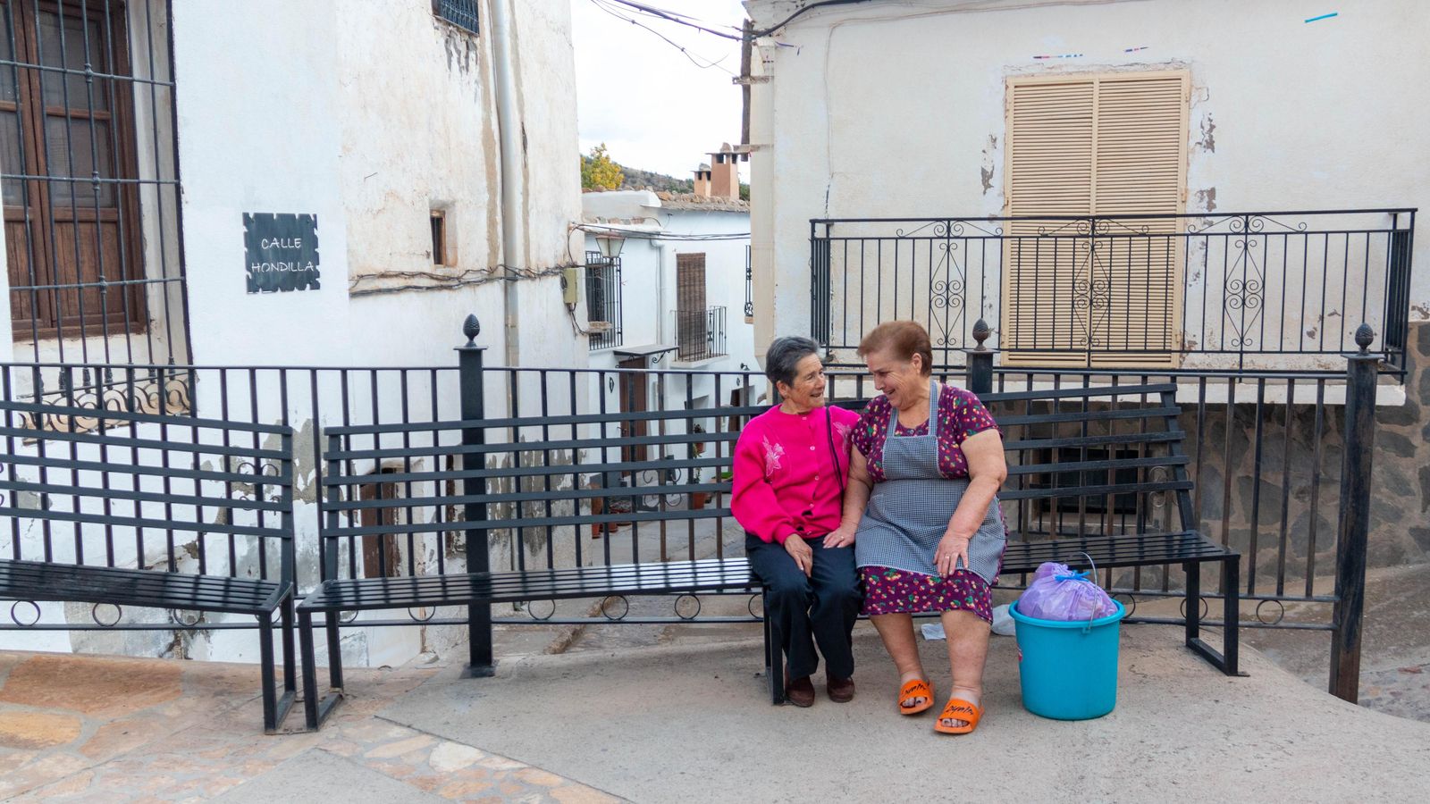 Elena e Hipólita charlando en la plaza del pueblo