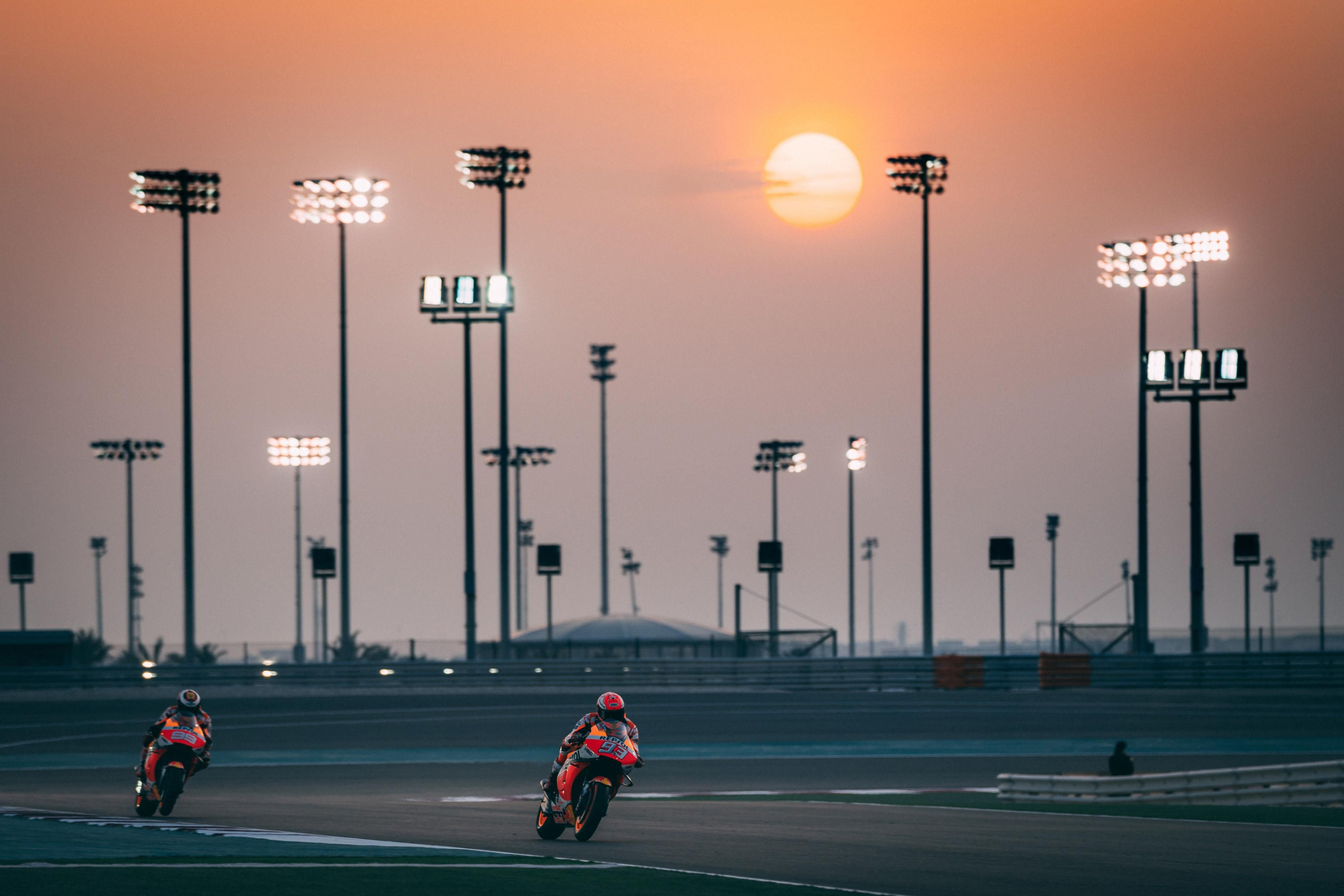 Marc Márquez y Jorge Lorenzo, en los test oficiales de Losail la semana pasada.