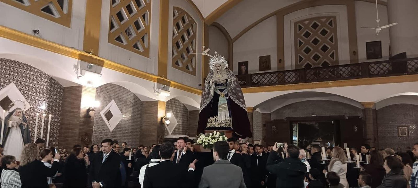 María Santísima Madre de la Iglesia entrando en el templo de Santa Ana.