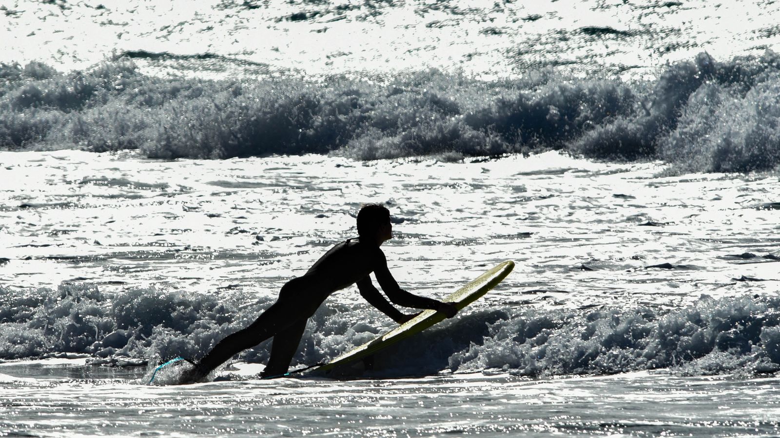 Ambiente en el puente de la Inmaculada en Tarifa, en imágenes