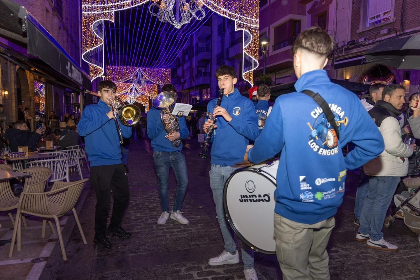 Los jiennenses disfrutan del centro de la ciudad, rodeados de un ambiente navideño
