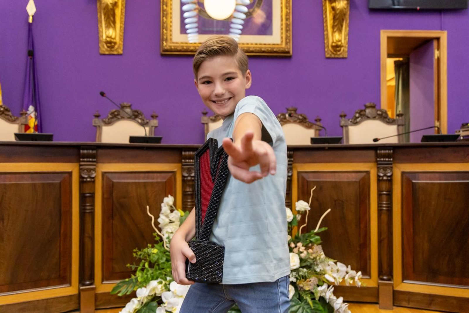 Recibimiento en el Saloón de Plenos del Ayuntamiento de Lucas Paulano, el joven talento ganador de la Voz Kids 2025