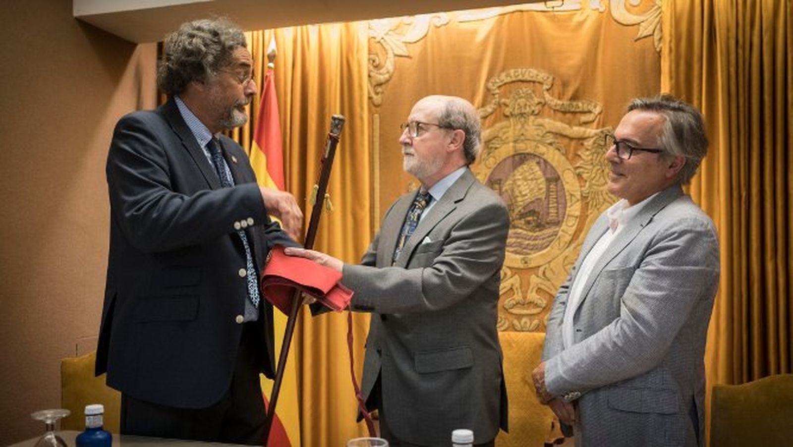 Ignacio Moreno traspasa el bastón de mando del Ateneo de Cádiz a su vicepresidente primero José Almenara Barrios.